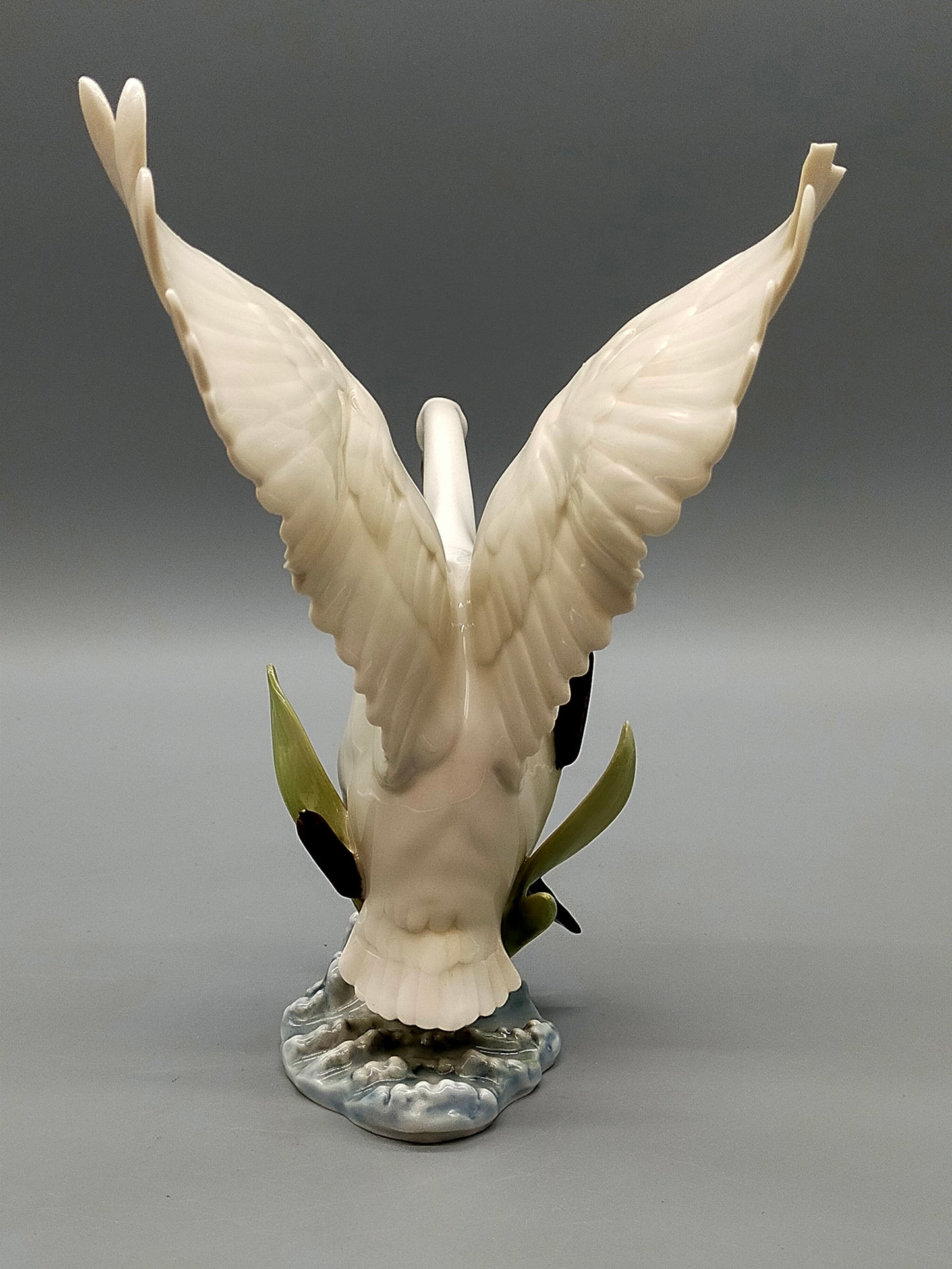 Elegante Hutschenreuther Porzellanfigur Einfallender Schwan Kunstabteilung