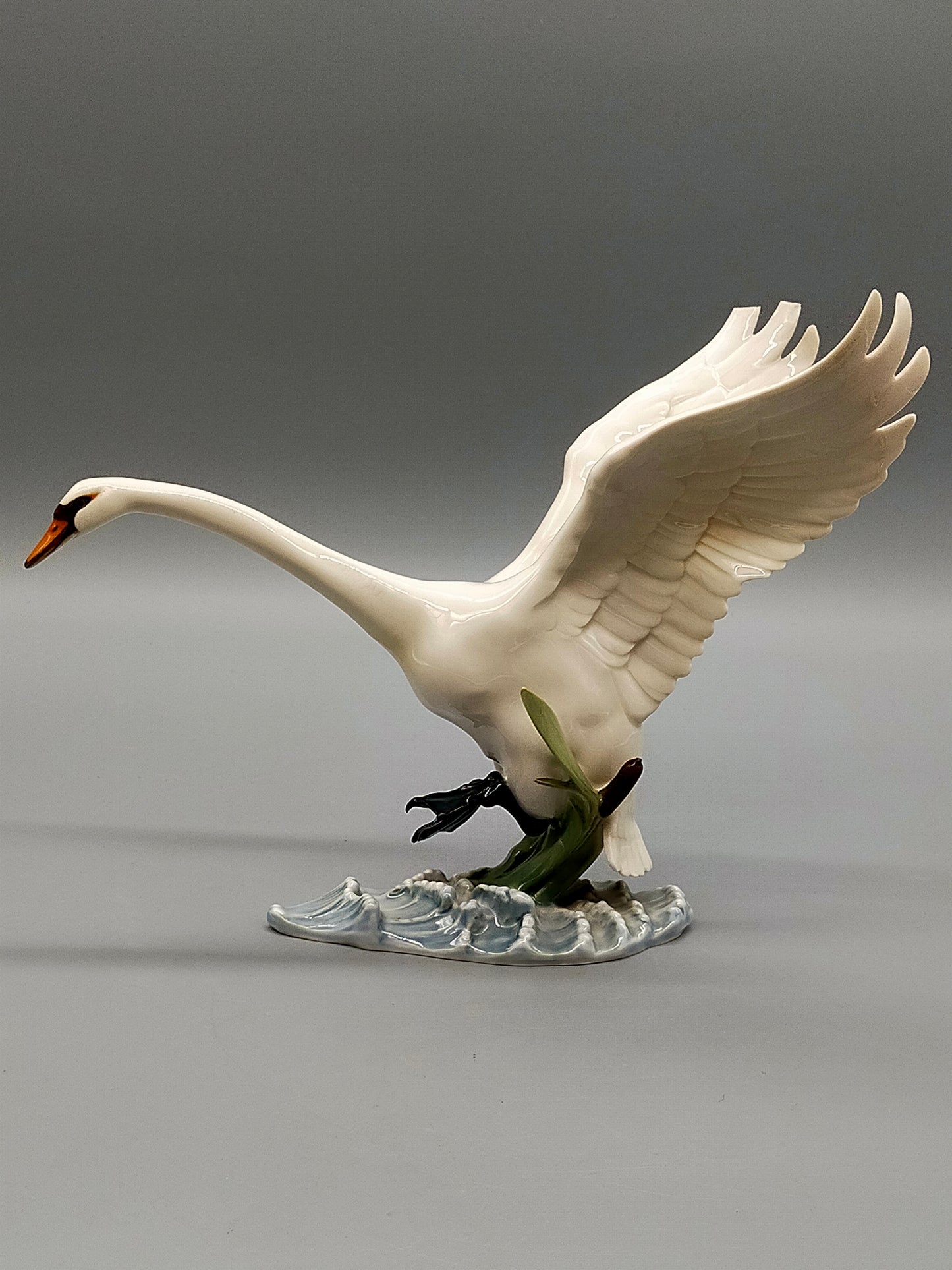 Elegante Hutschenreuther Porzellanfigur Einfallender Schwan Kunstabteilung