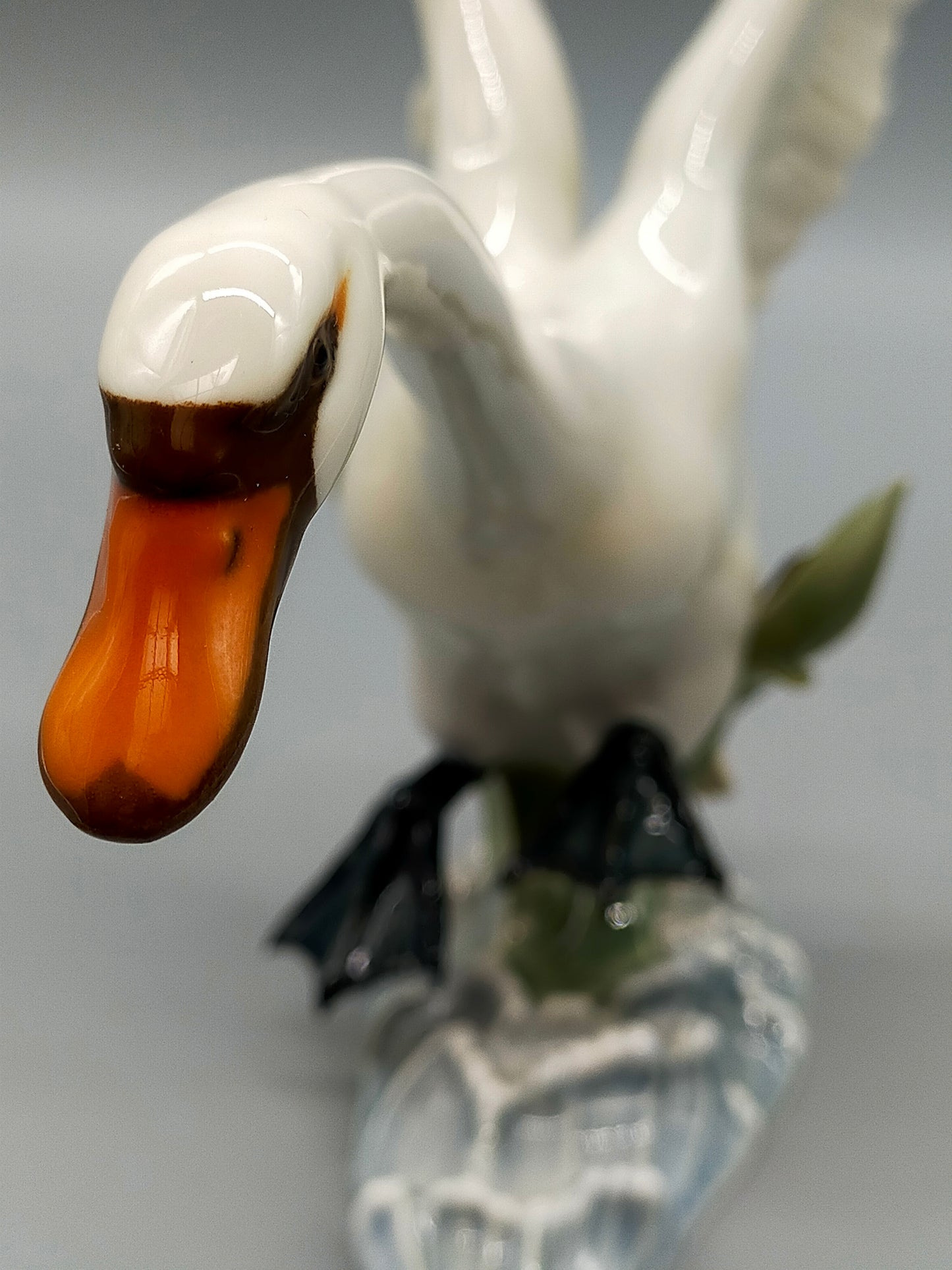 Elegante Hutschenreuther Porzellanfigur Einfallender Schwan Kunstabteilung