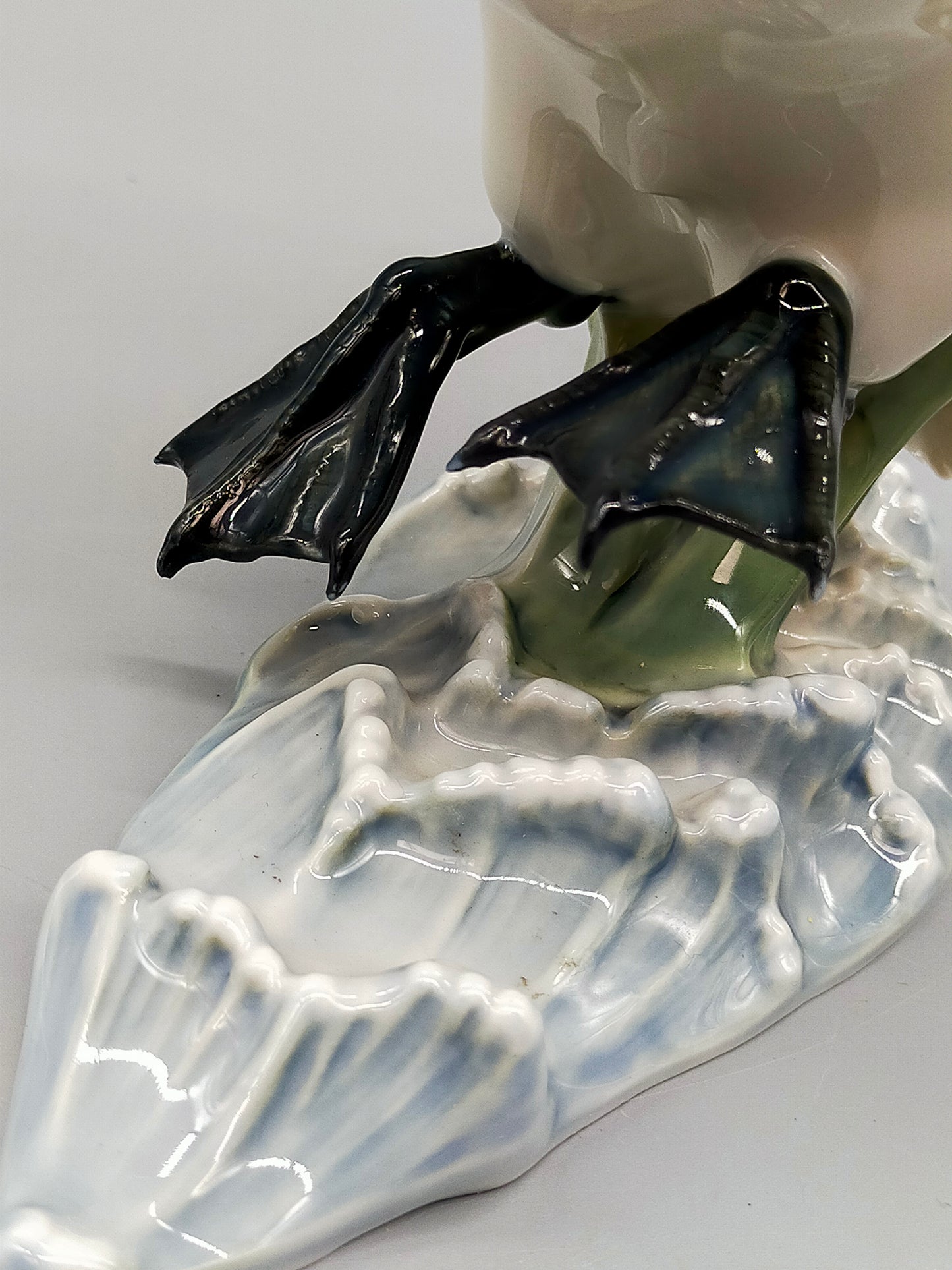 Elegante Hutschenreuther Porzellanfigur Einfallender Schwan Kunstabteilung