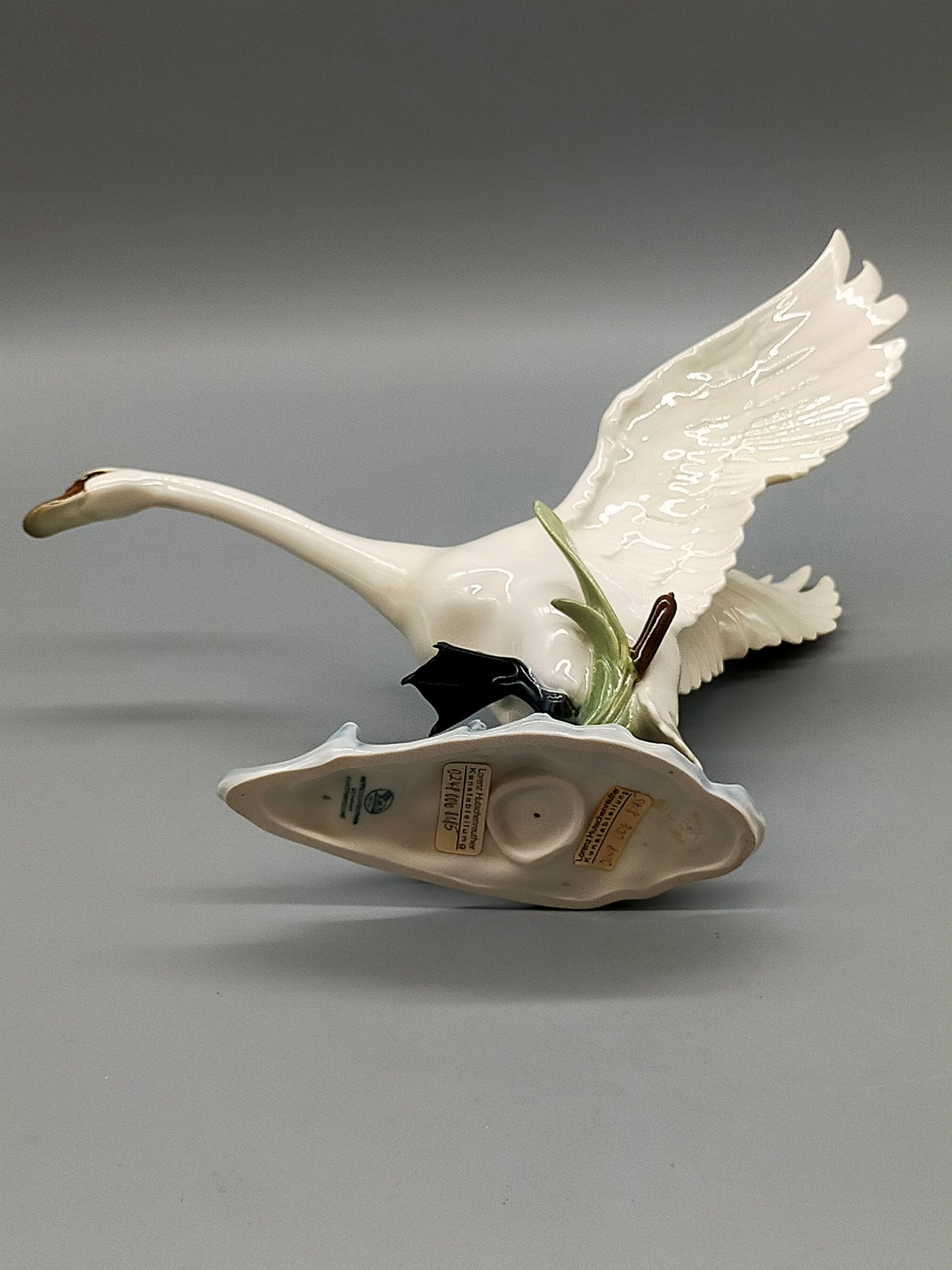Elegante Hutschenreuther Porzellanfigur Einfallender Schwan Kunstabteilung