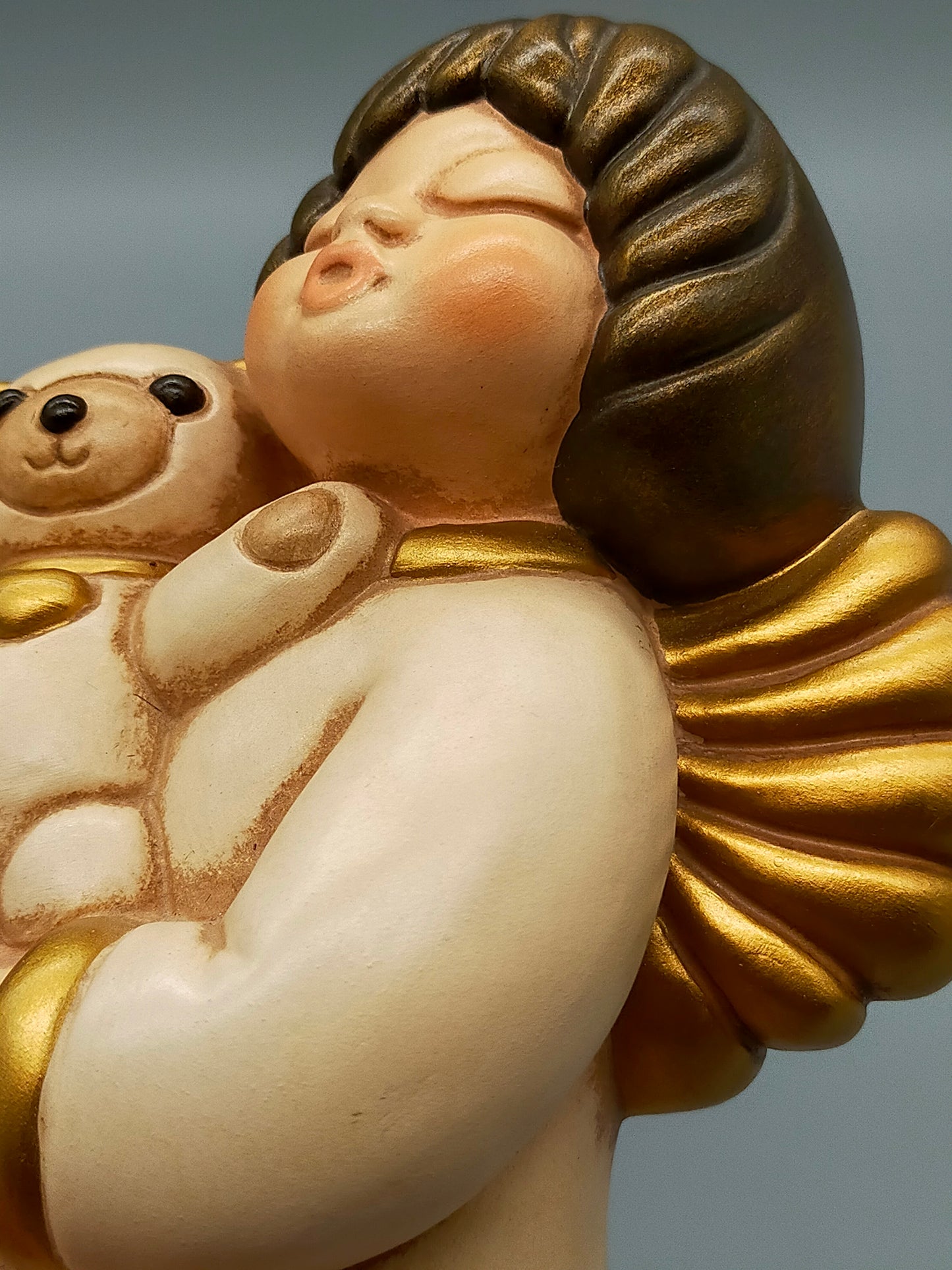 Original Thun Bozner Engel Figur mit Teddybär – Keramik