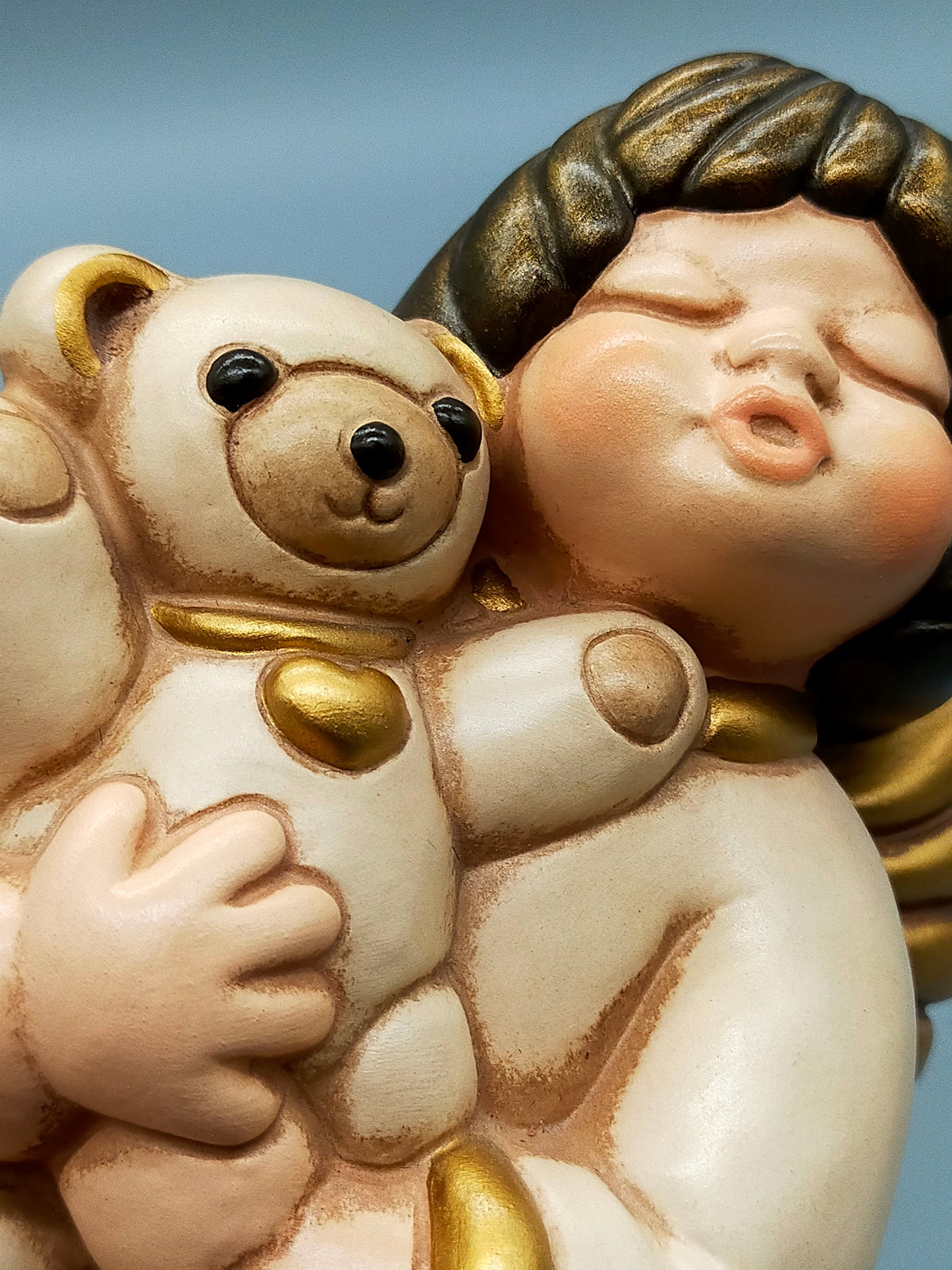 Original Thun Bozner Engel Figur mit Teddybär – Keramik