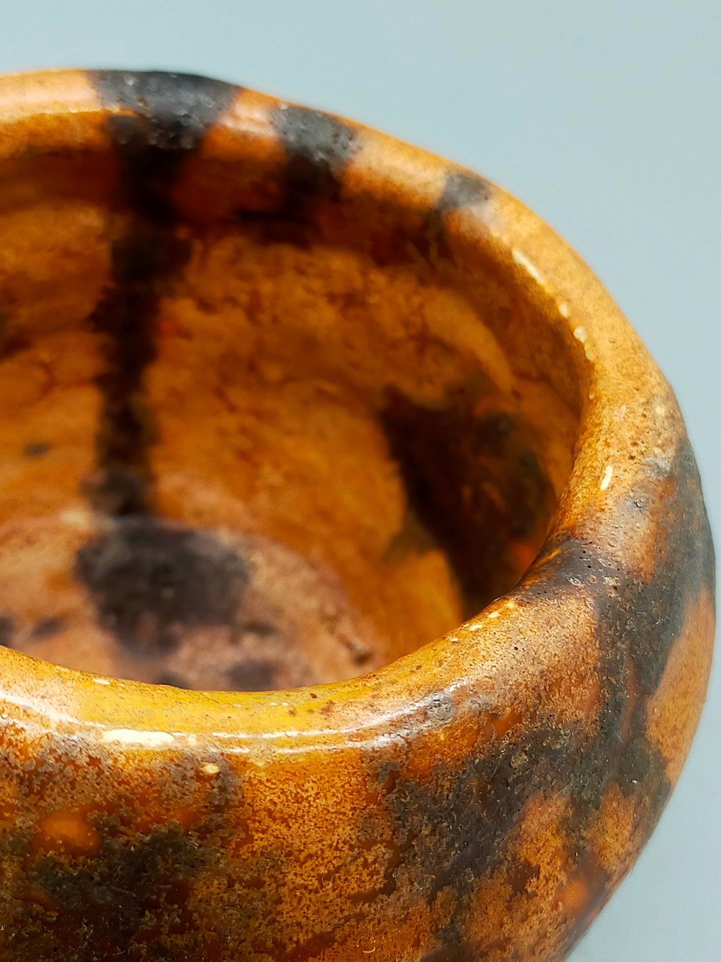 Rustikales Keramikgefäß mit Deckel – Handgefertigte Dose