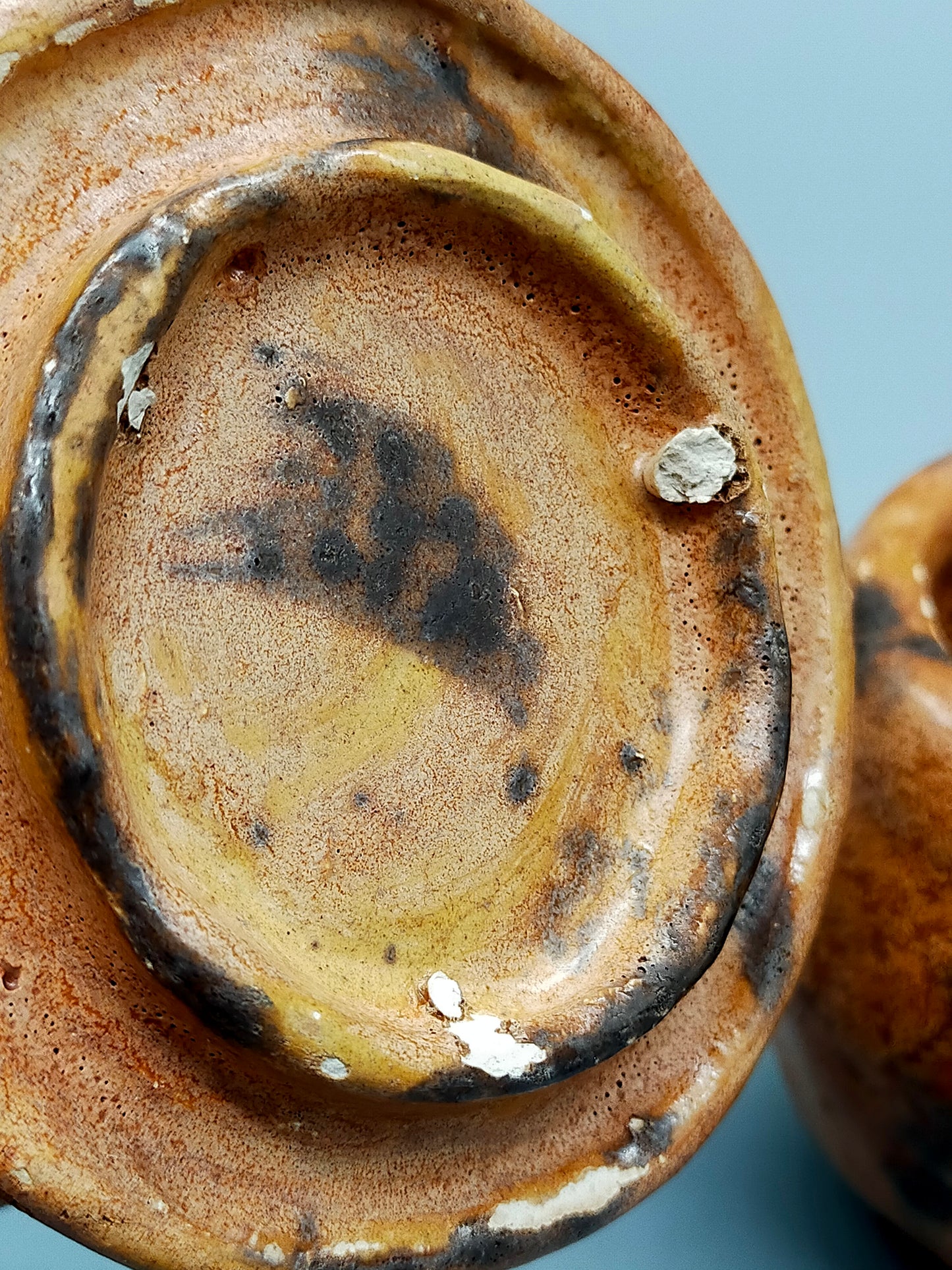 Rustikales Keramikgefäß mit Deckel – Handgefertigte Dose
