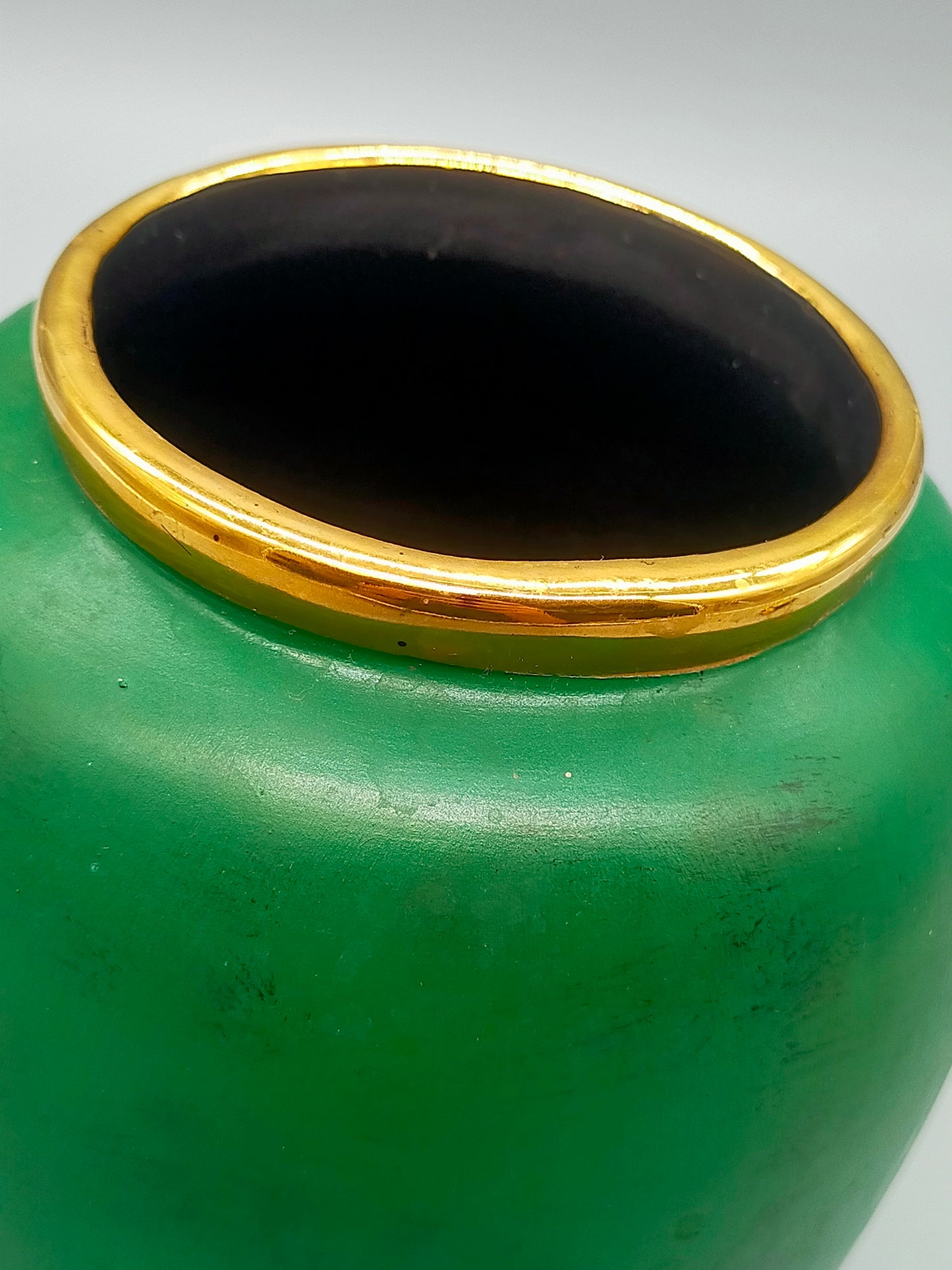 Elegante grüne Keramik Vase mit Goldrand – Stilvolle Tischdekoration
