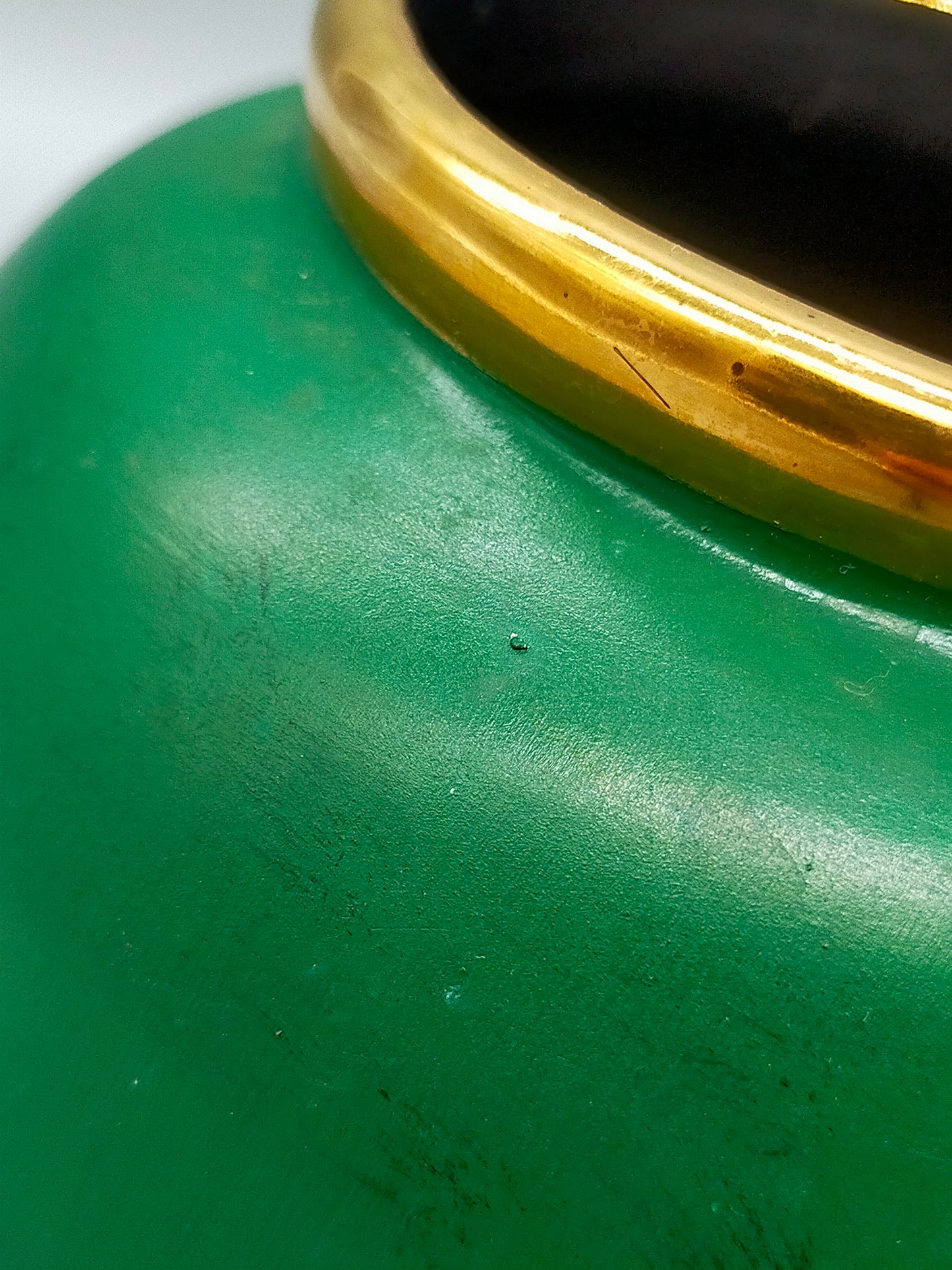 Elegante grüne Keramik Vase mit Goldrand – Stilvolle Tischdekoration