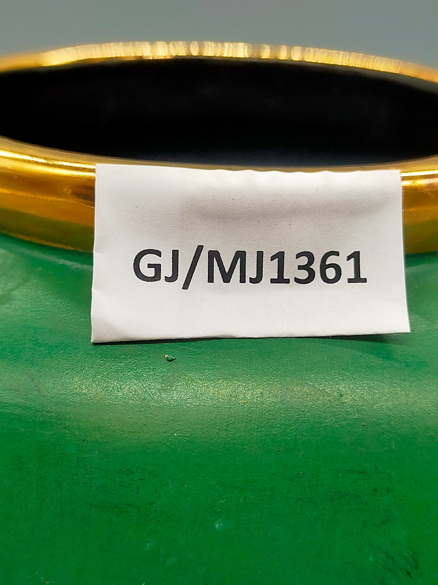 Elegante grüne Keramik Vase mit Goldrand – Stilvolle Tischdekoration