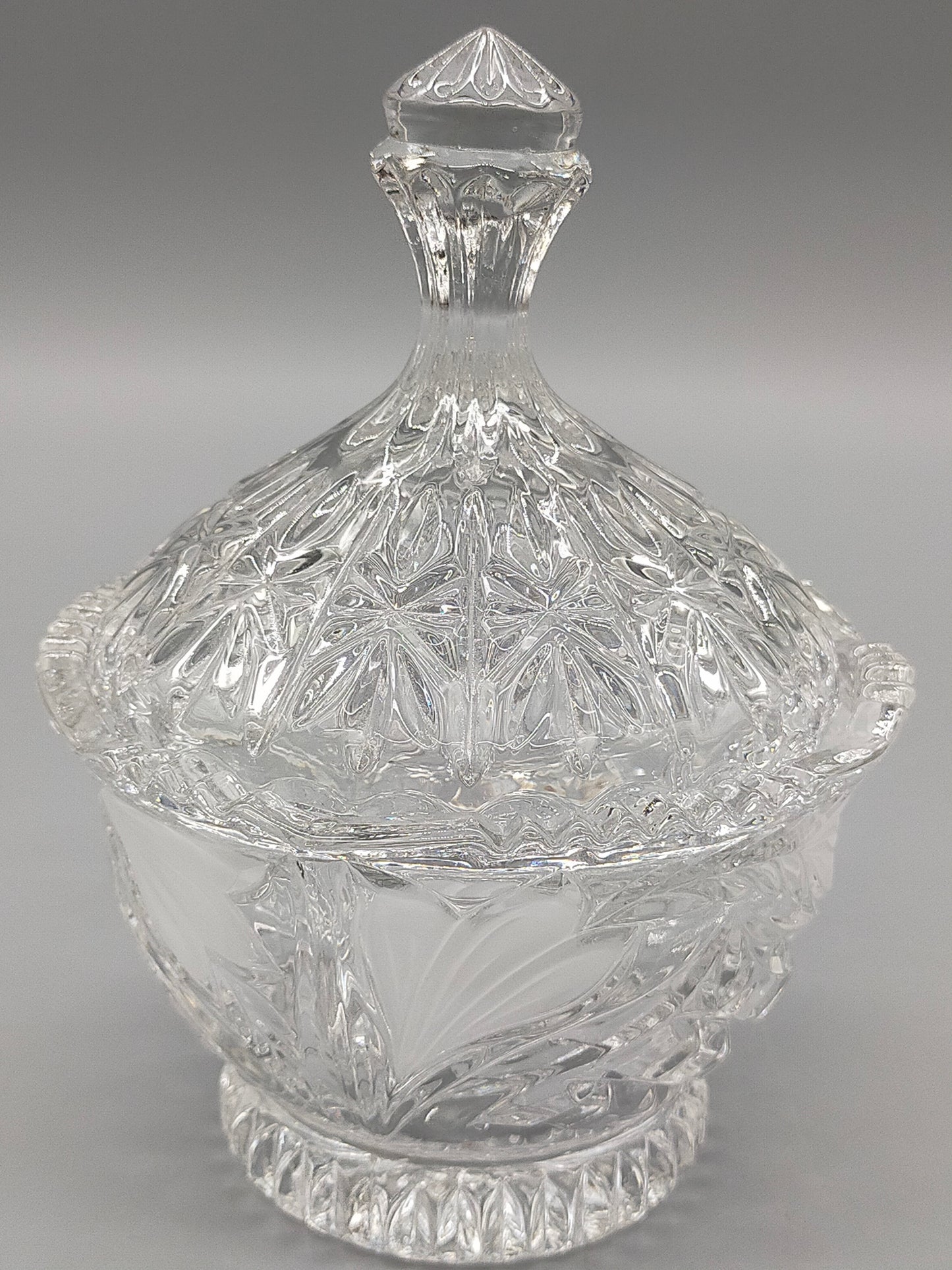 Elegante Kristall Bonbonniere mit Deckel – Aufwendiger Schliff