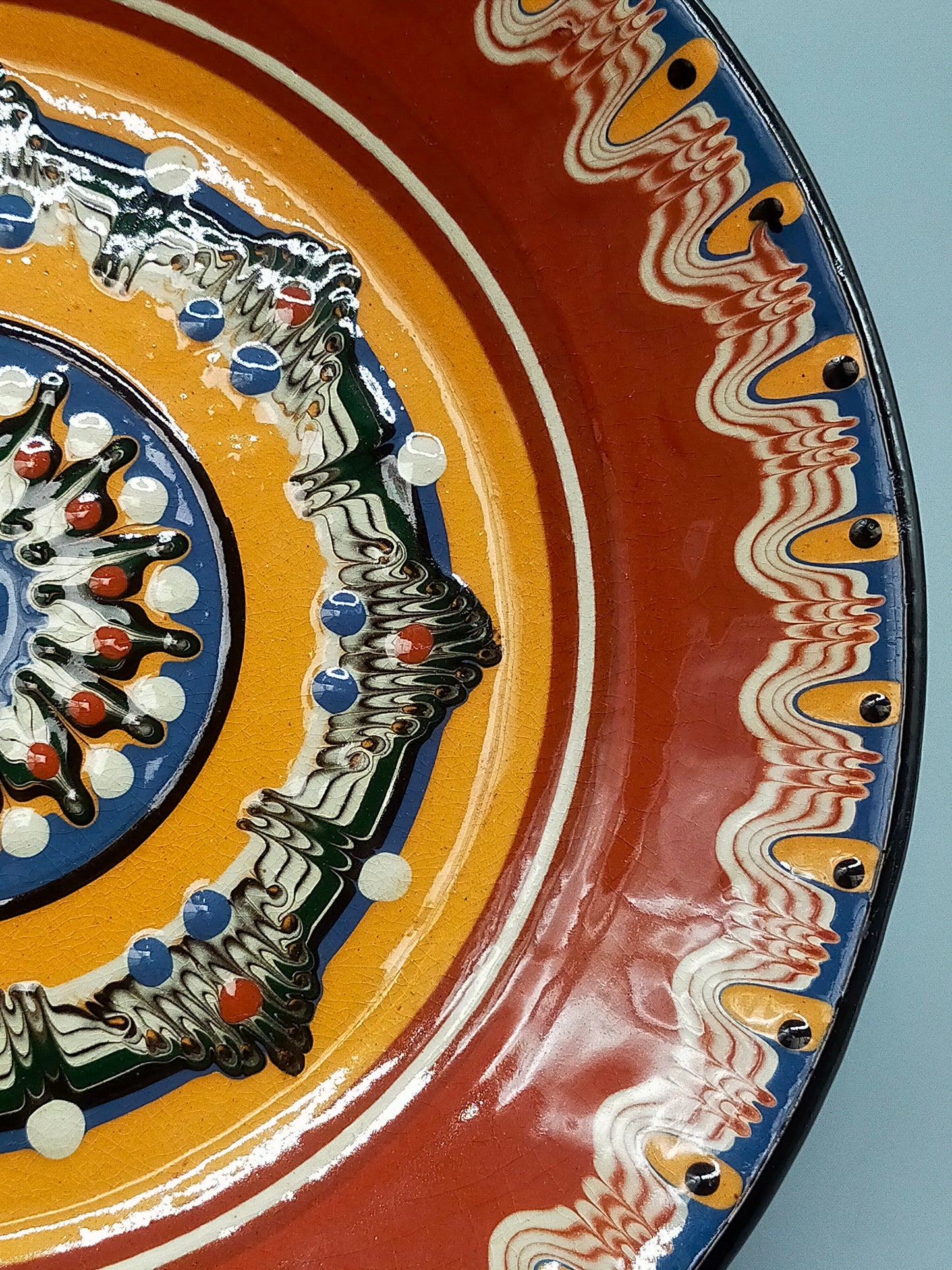 Traditioneller bulgarischer Keramikteller – Handbemalte Wanddekoration