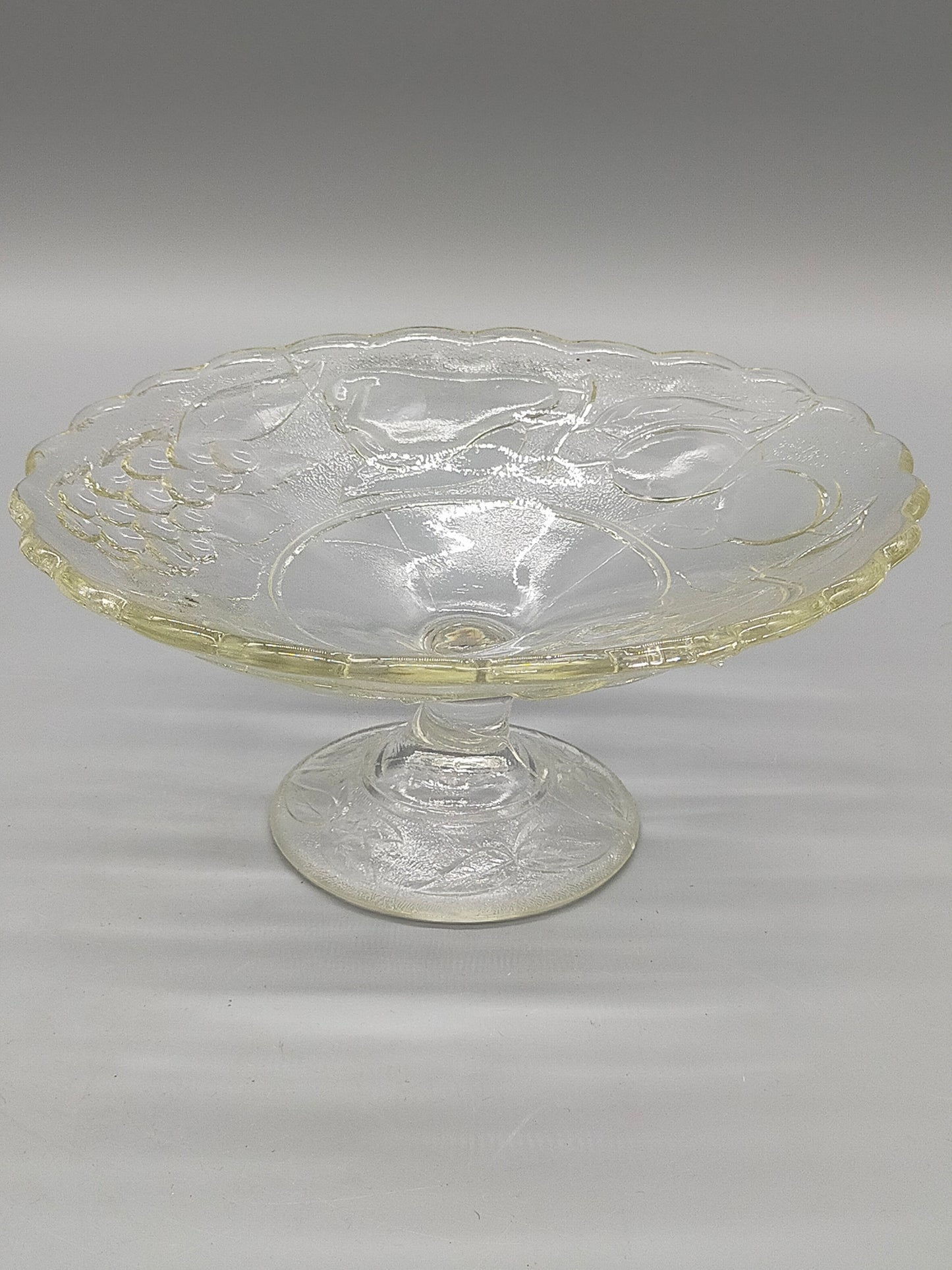 Elegante Fußschale aus Pressglas – Obstschale auf Fuß mit Relief