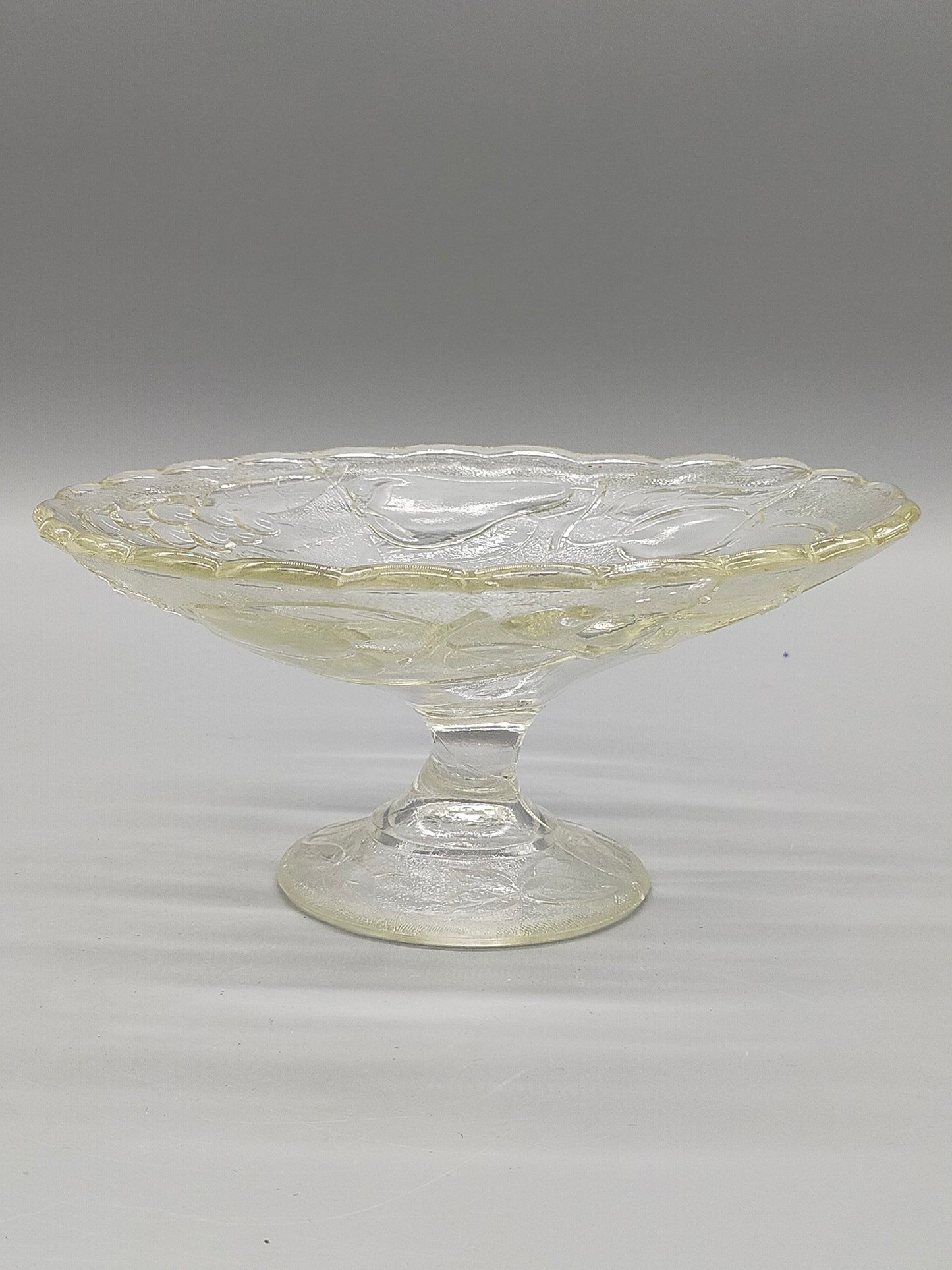 Elegante Fußschale aus Pressglas – Obstschale auf Fuß mit Relief