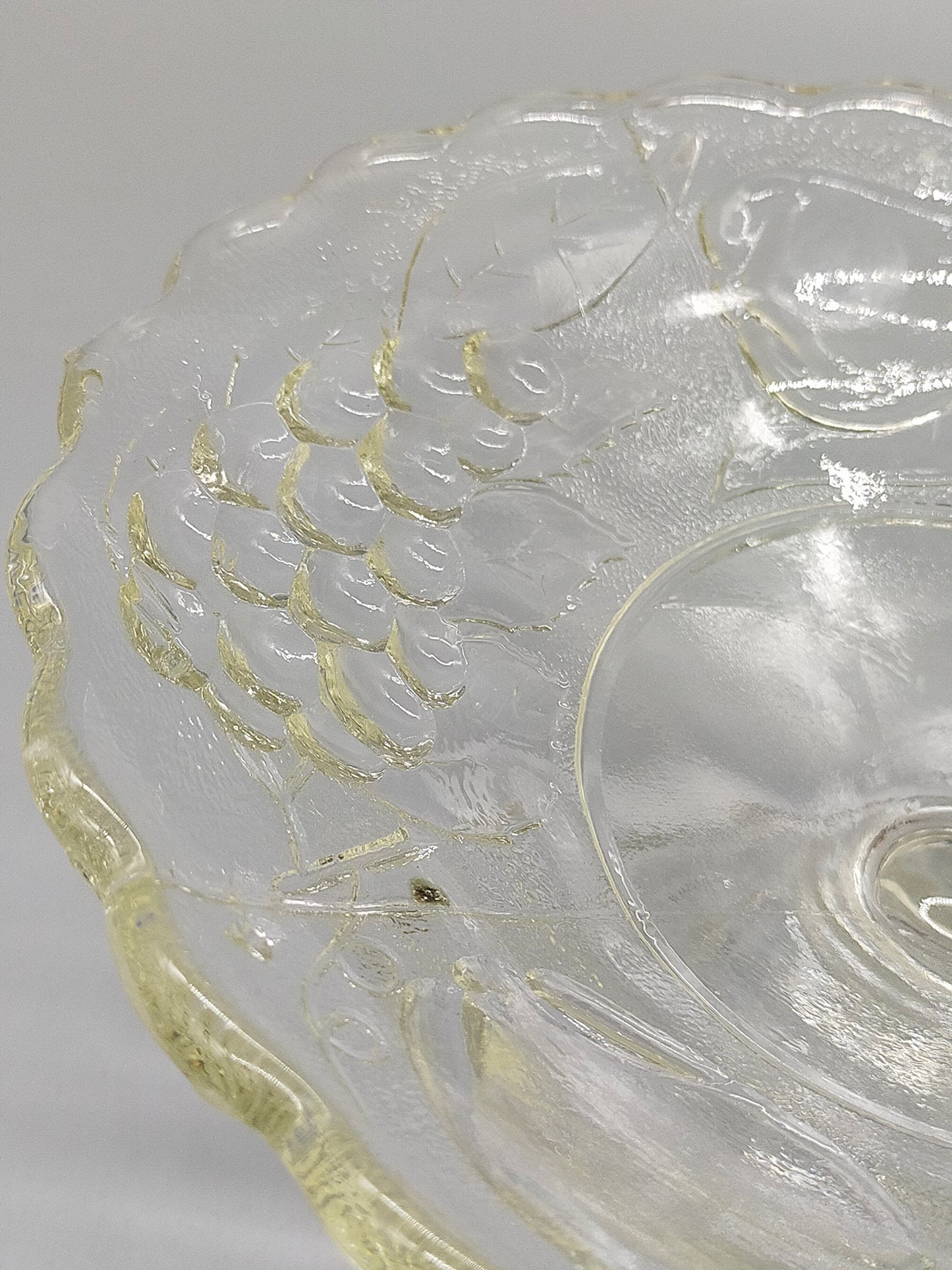 Elegante Fußschale aus Pressglas – Obstschale auf Fuß mit Relief
