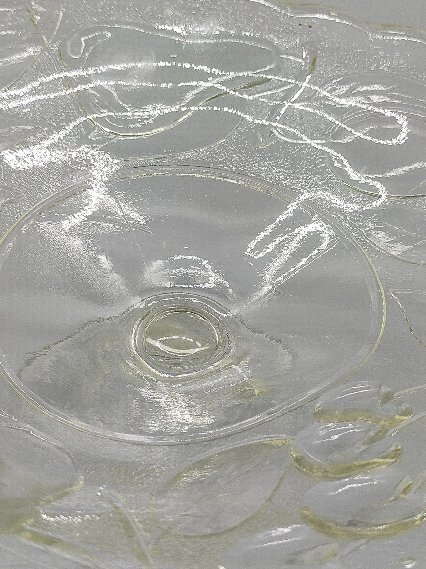 Elegante Fußschale aus Pressglas – Obstschale auf Fuß mit Relief