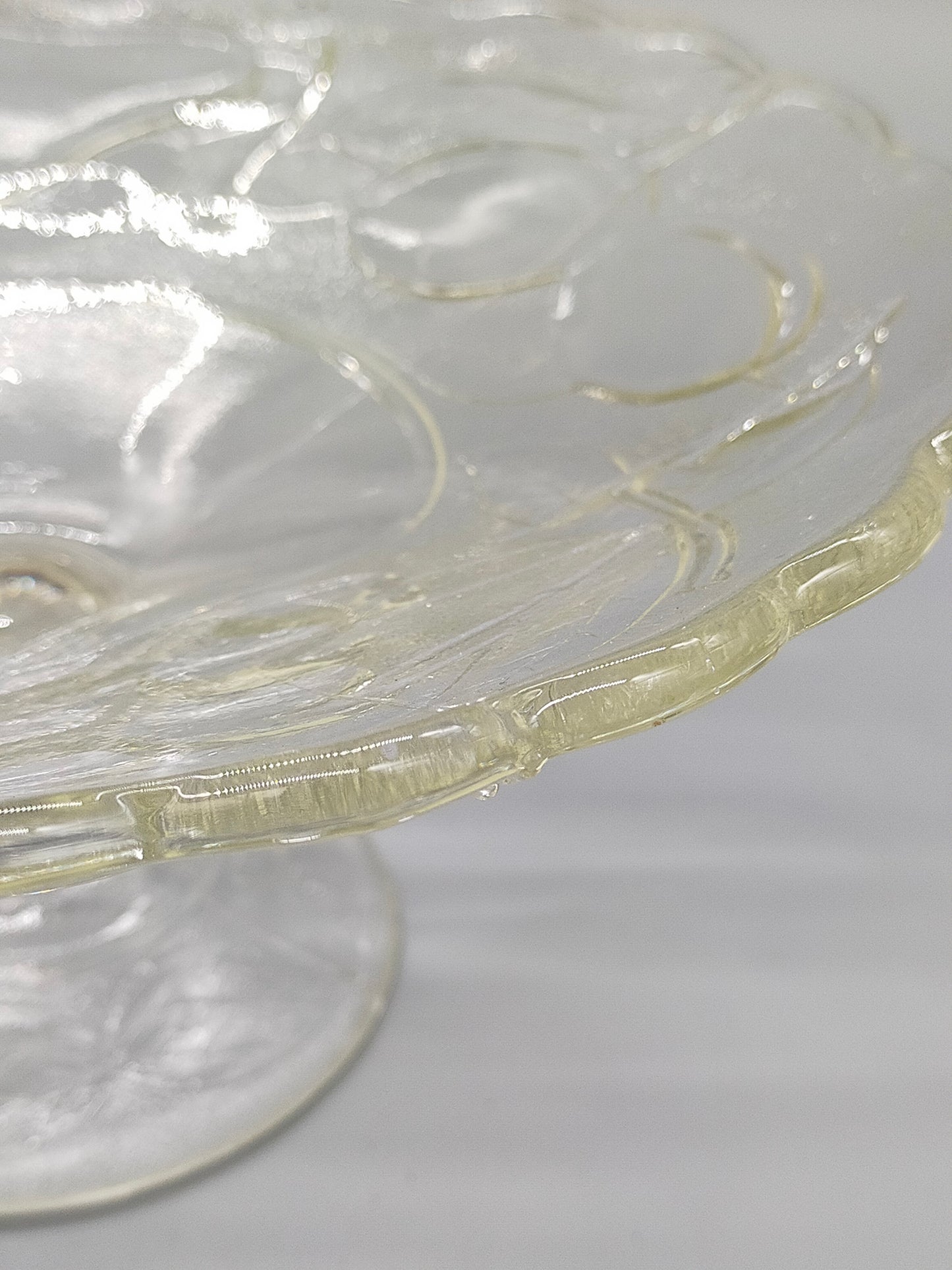 Elegante Fußschale aus Pressglas – Obstschale auf Fuß mit Relief