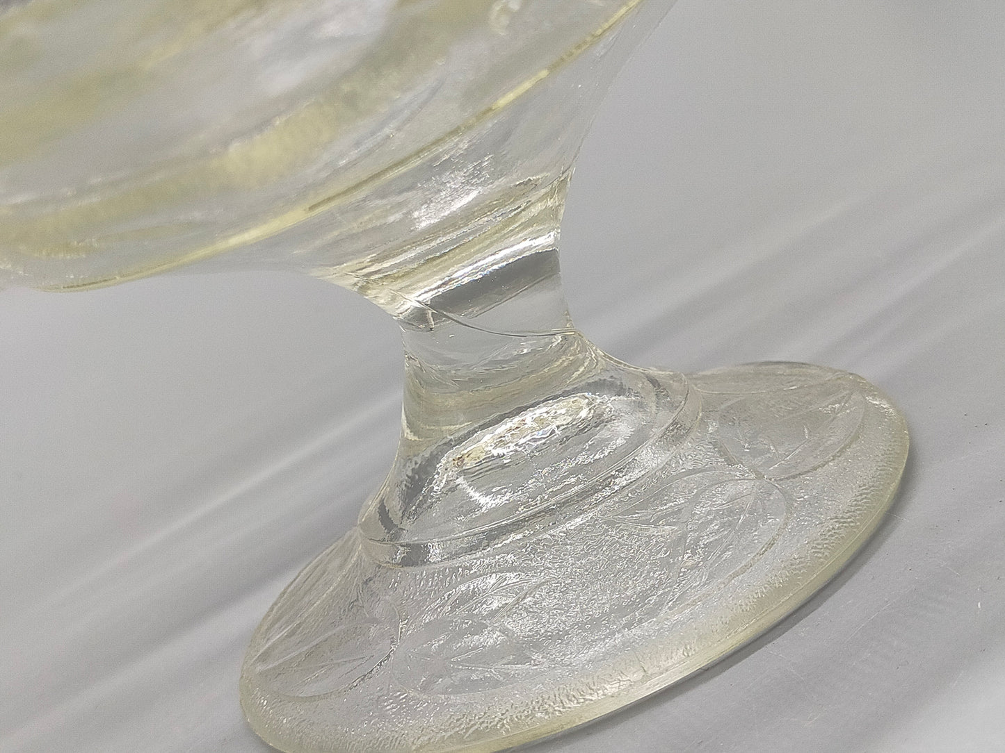 Elegante Fußschale aus Pressglas – Obstschale auf Fuß mit Relief