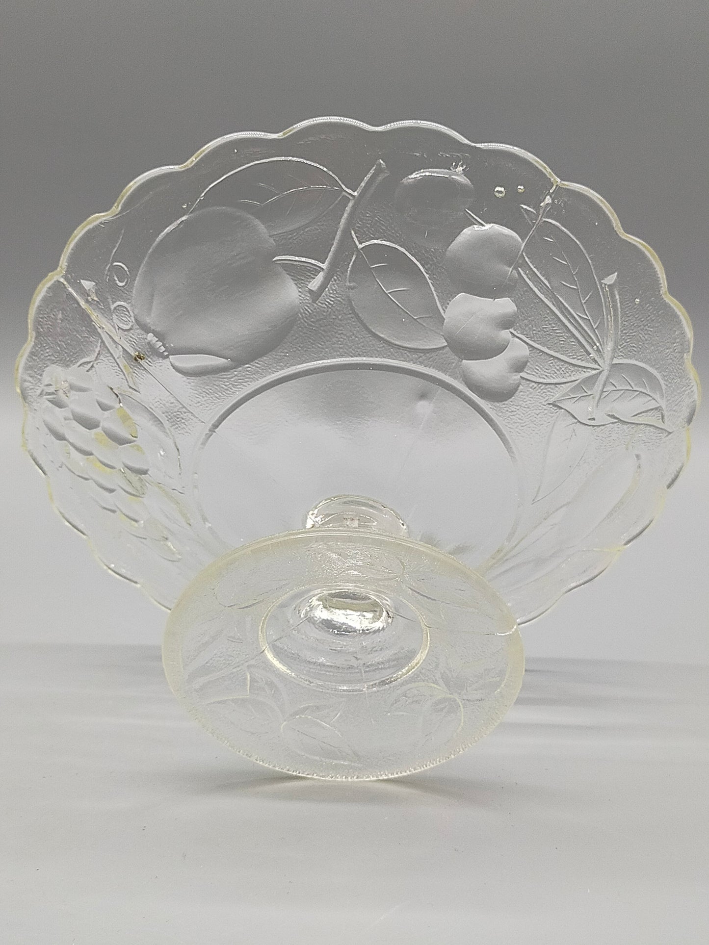 Elegante Fußschale aus Pressglas – Obstschale auf Fuß mit Relief