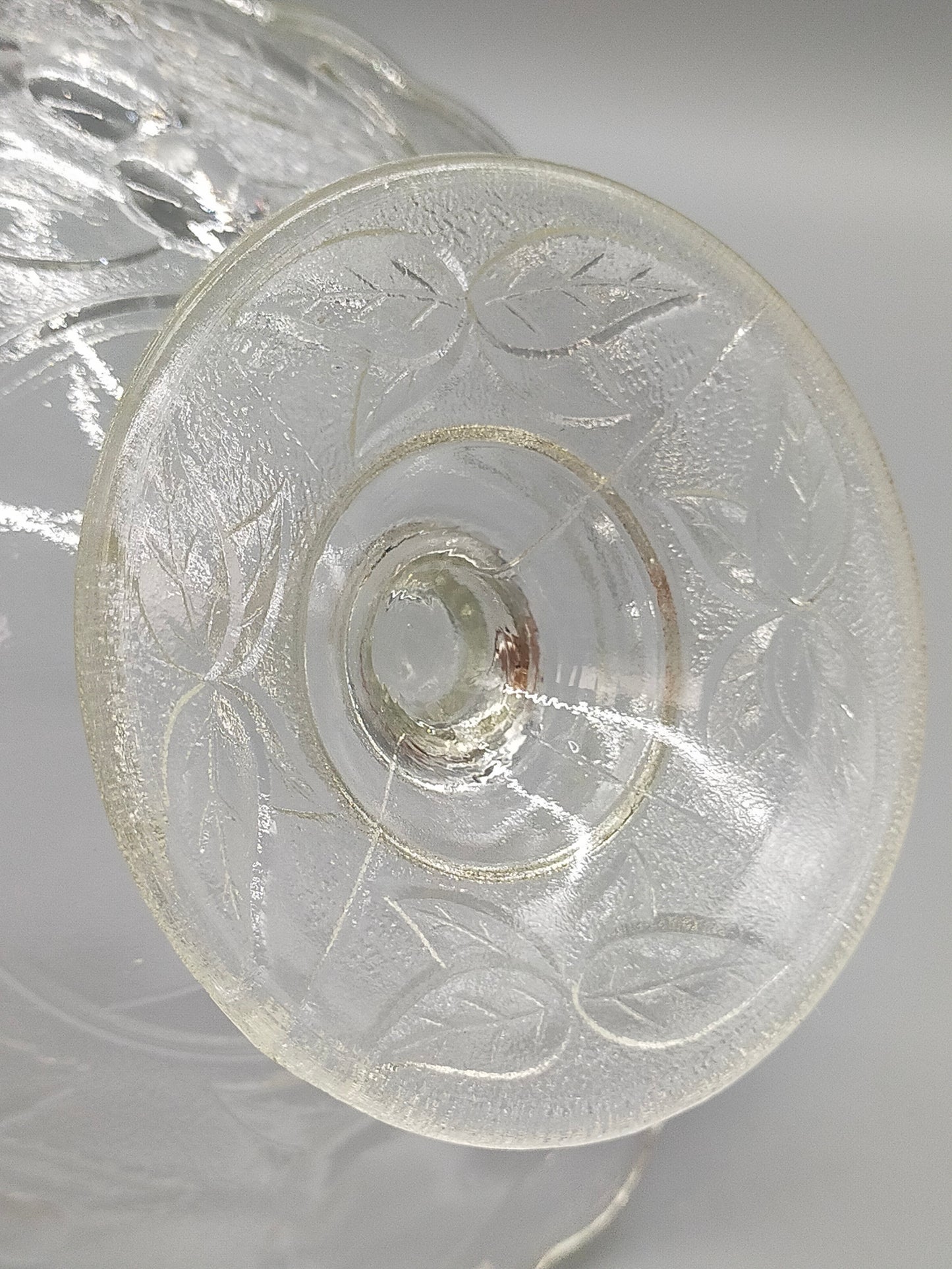 Elegante Fußschale aus Pressglas – Obstschale auf Fuß mit Relief