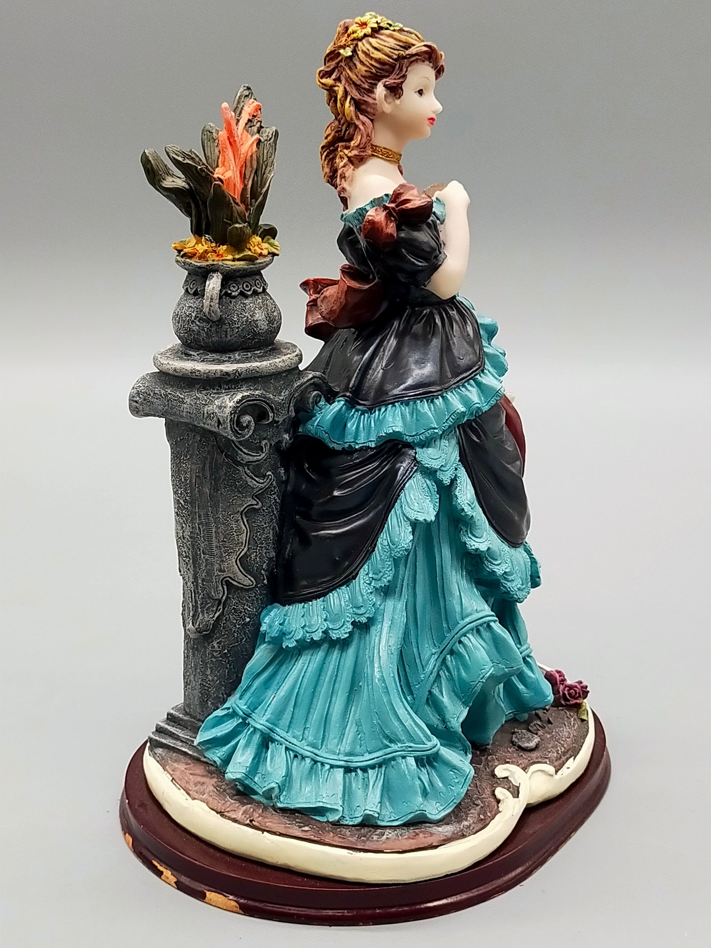 Elegante Damen Figur im Viktorianischen Stil – Detaillierte Dekofigur