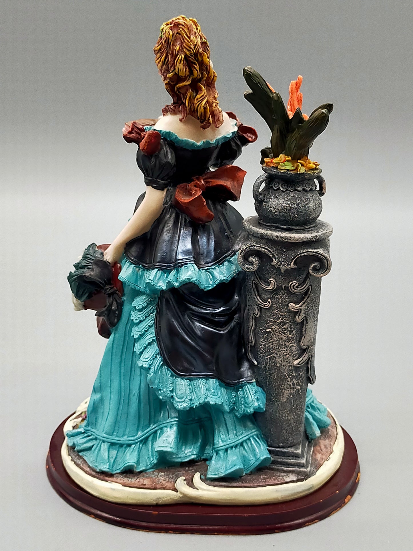 Elegante Damen Figur im Viktorianischen Stil – Detaillierte Dekofigur