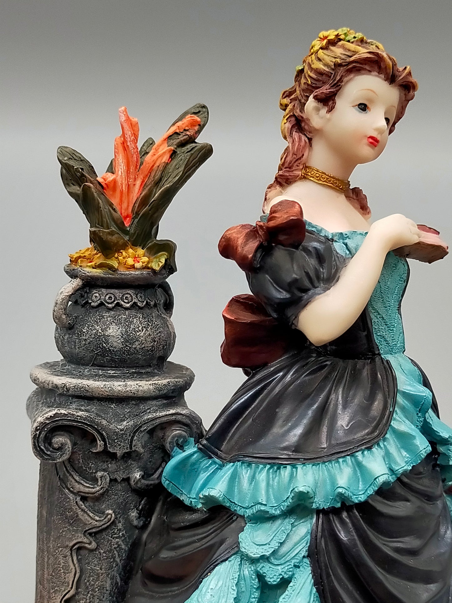 Elegante Damen Figur im Viktorianischen Stil – Detaillierte Dekofigur