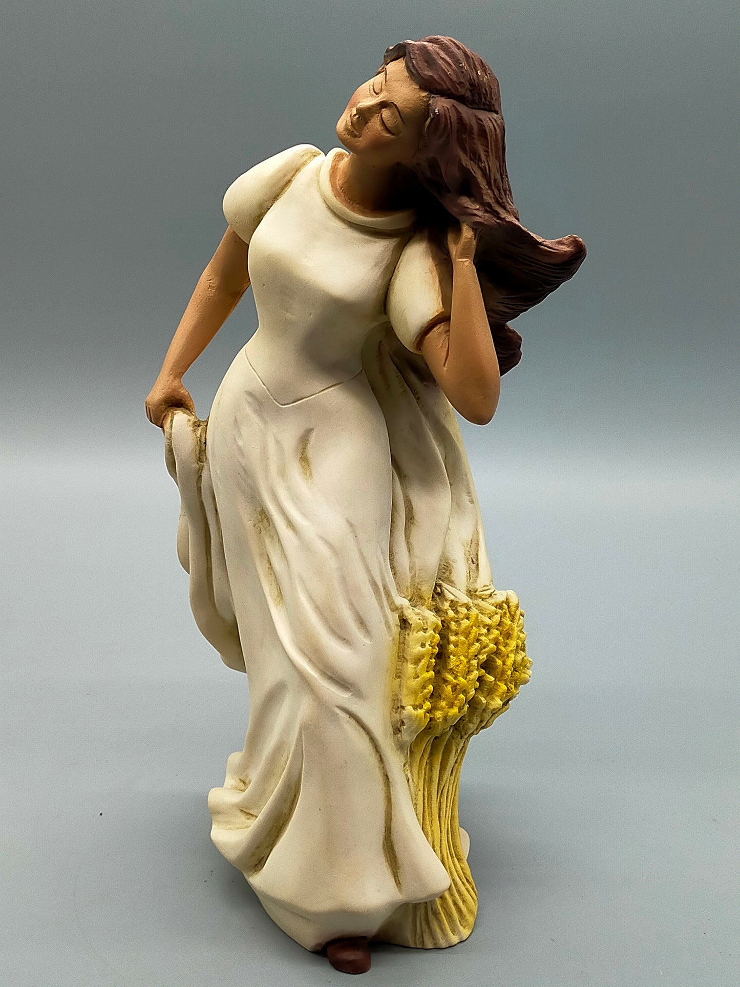 Elegante Frauenfigur mit Weizen garbe – Stilvolle Keramik Statuette