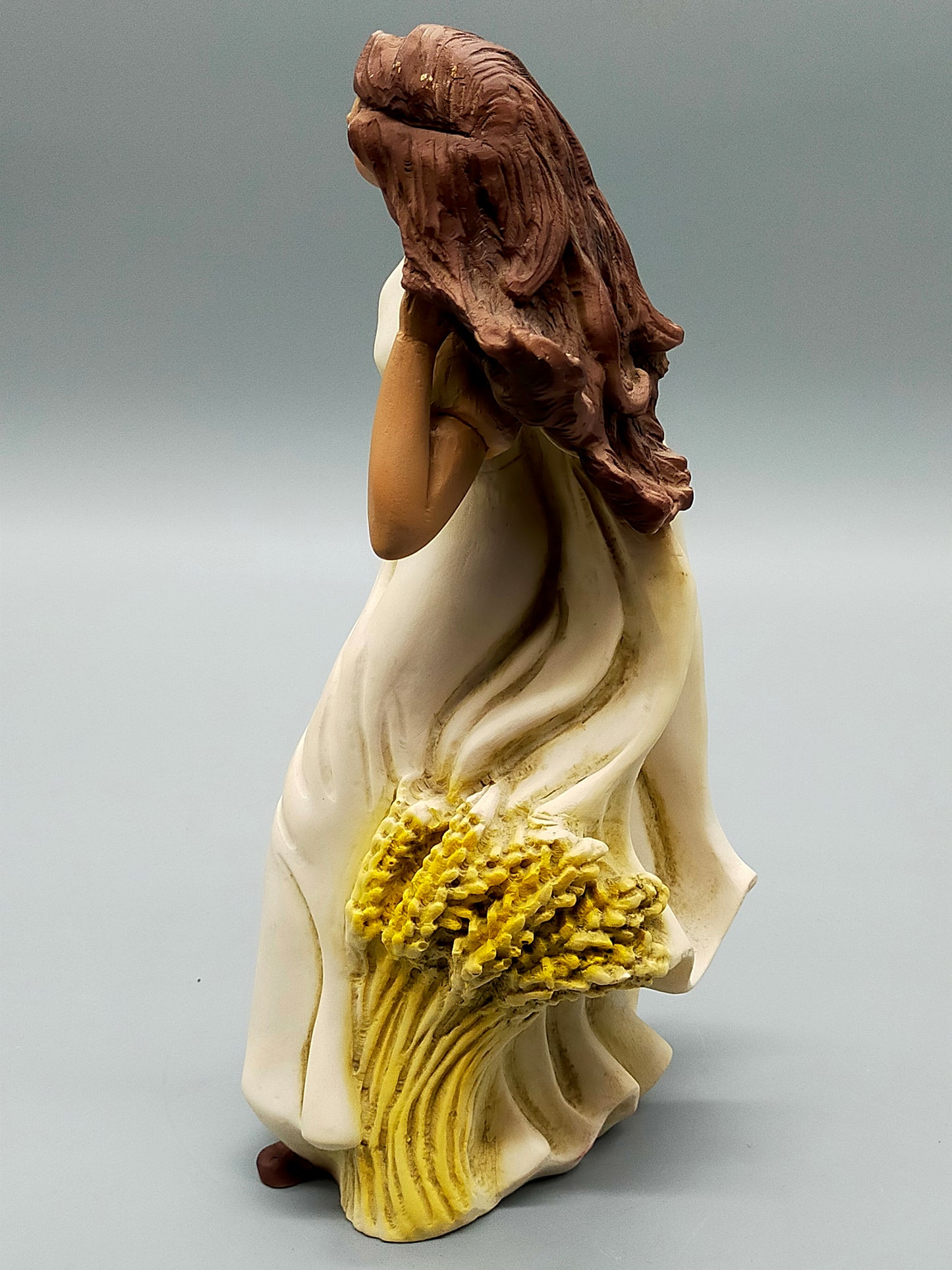 Elegante Frauenfigur mit Weizen garbe – Stilvolle Keramik Statuette