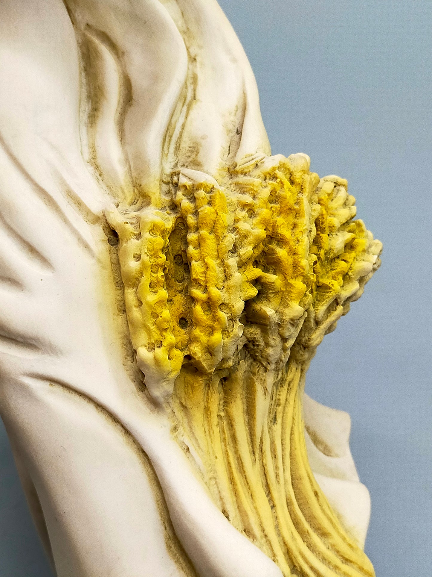 Elegante Frauenfigur mit Weizen garbe – Stilvolle Keramik Statuette