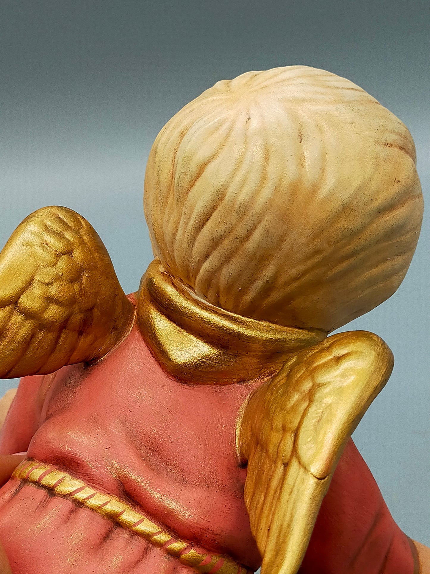 Bezaubernde Engel Figur mit Flügeln – Keramik Skulptur