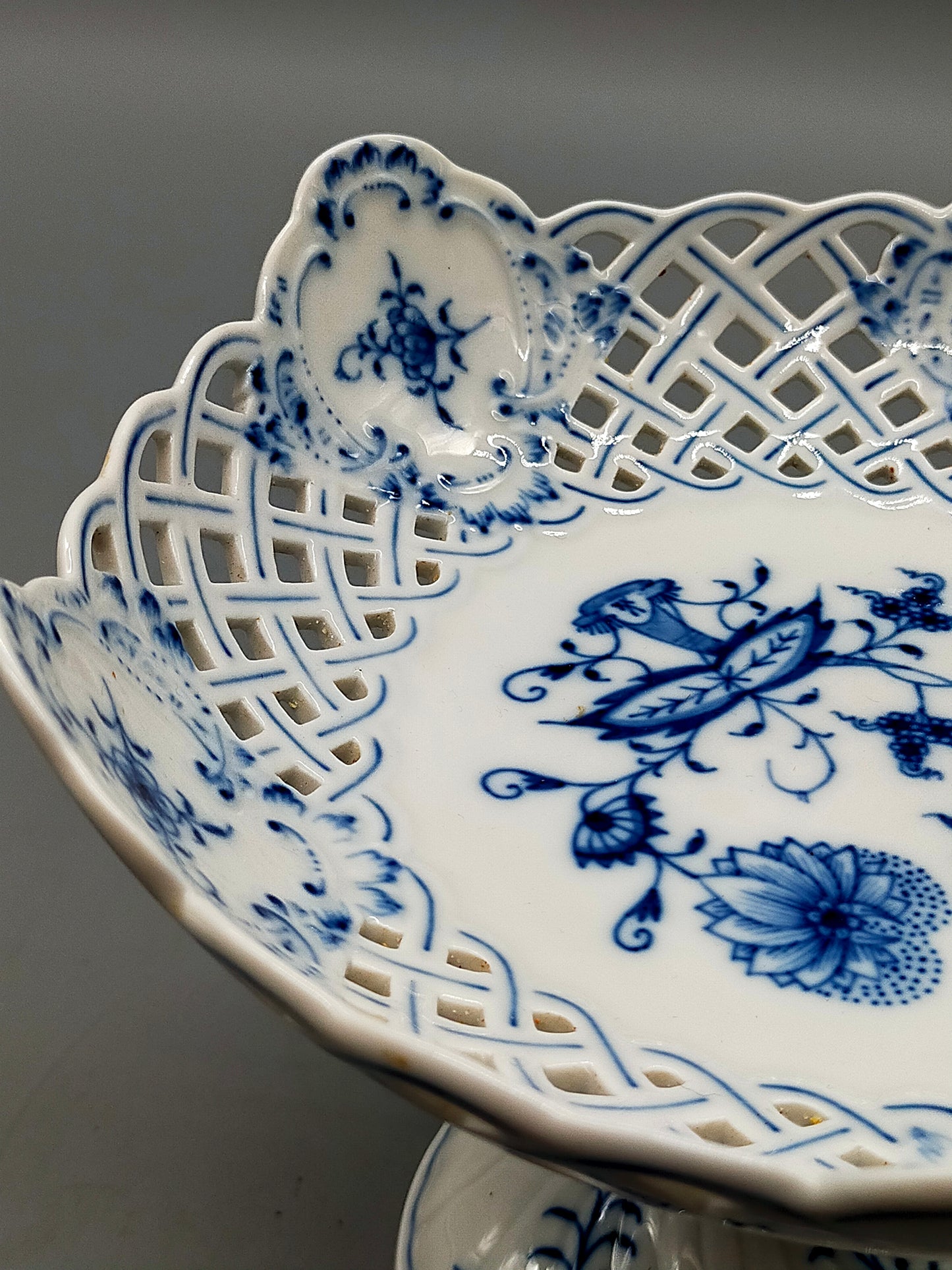 Titel Meissen Zwiebelmuster Durchbruchschale auf Fuß – Erste Wahl