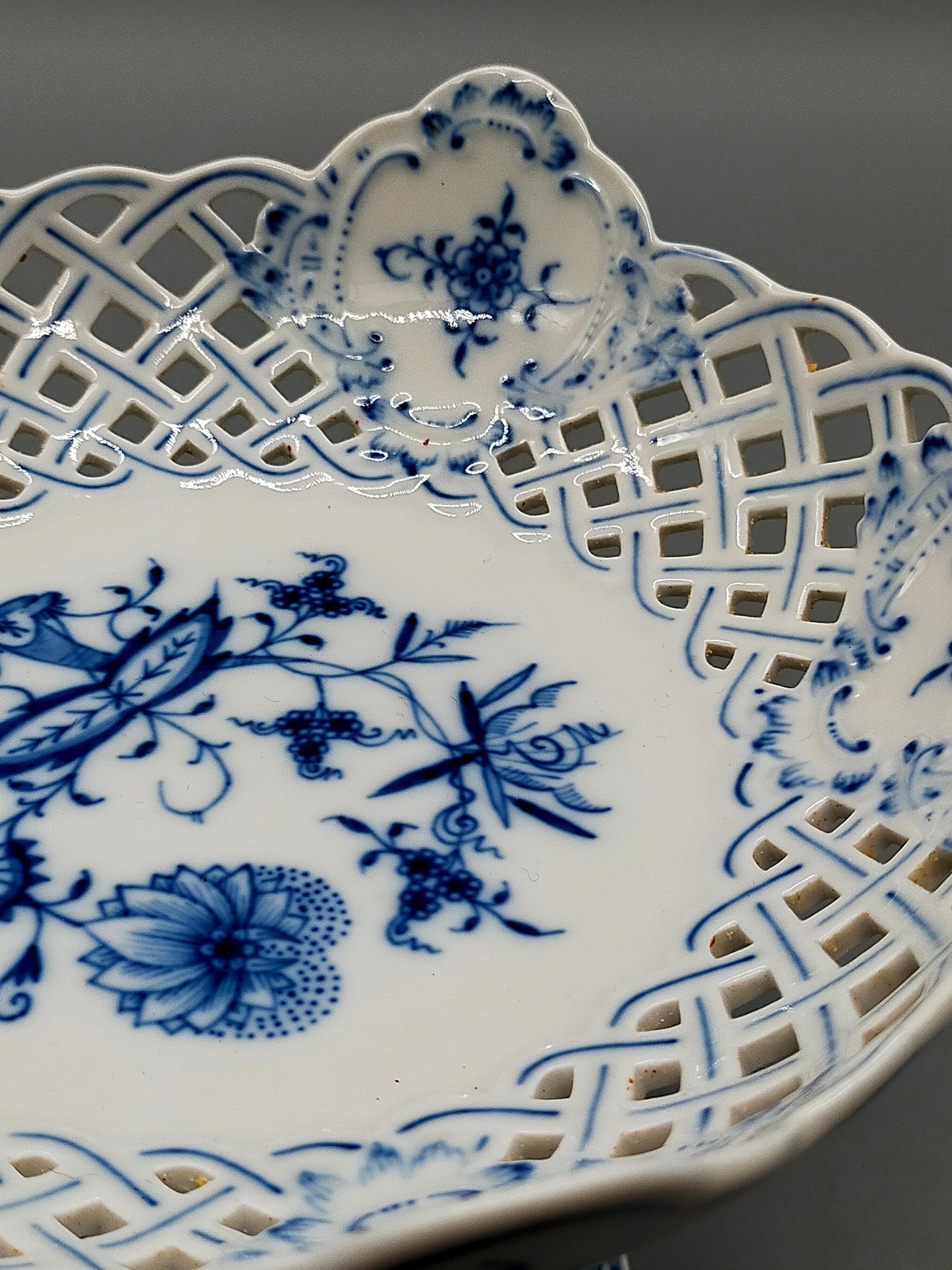 Titel Meissen Zwiebelmuster Durchbruchschale auf Fuß – Erste Wahl