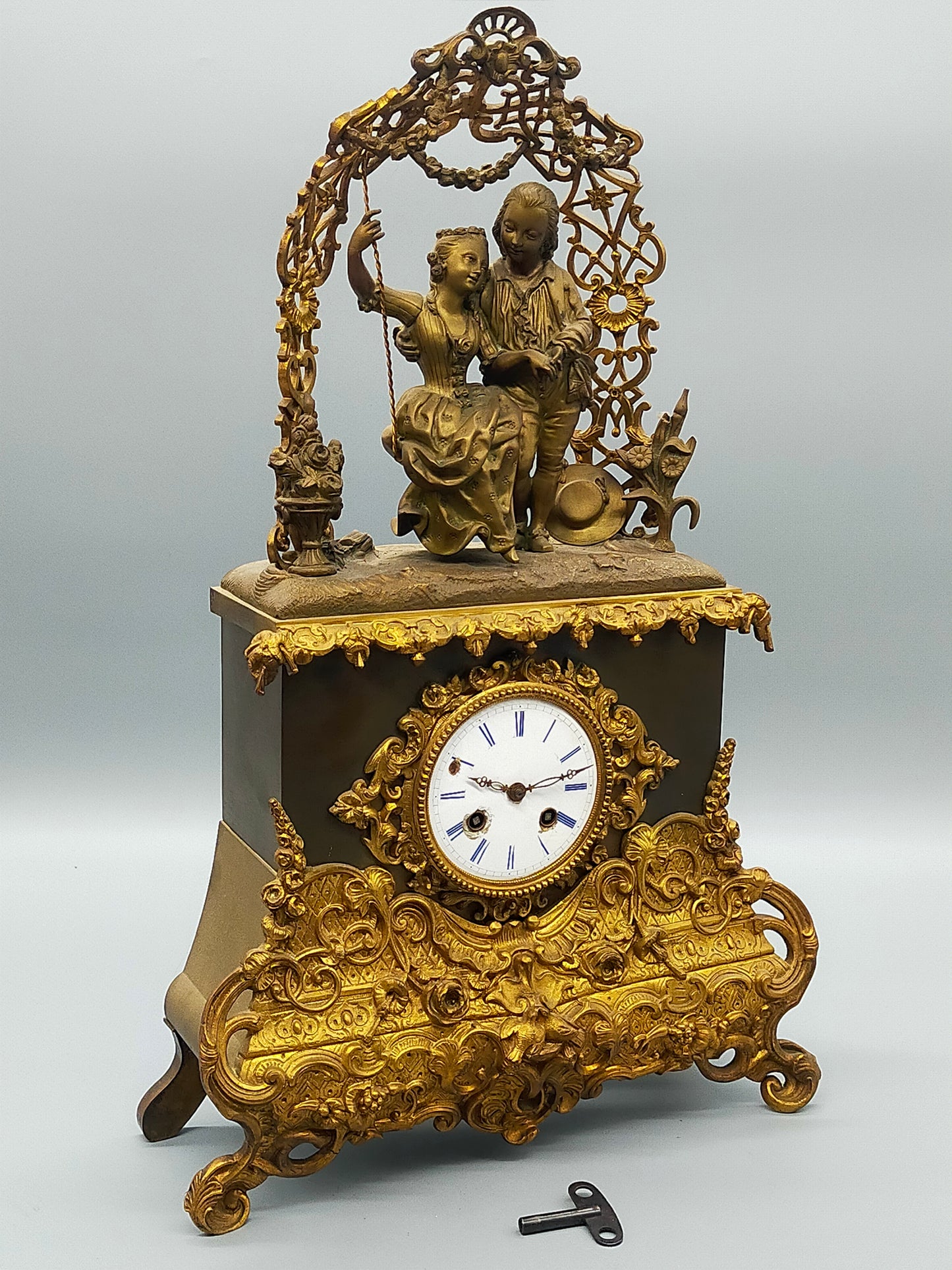 Antike Pendule Kamin Uhr – Galantes Paar auf Schaukel