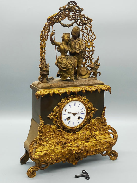 Antike Pendule Kamin Uhr – Galantes Paar auf Schaukel