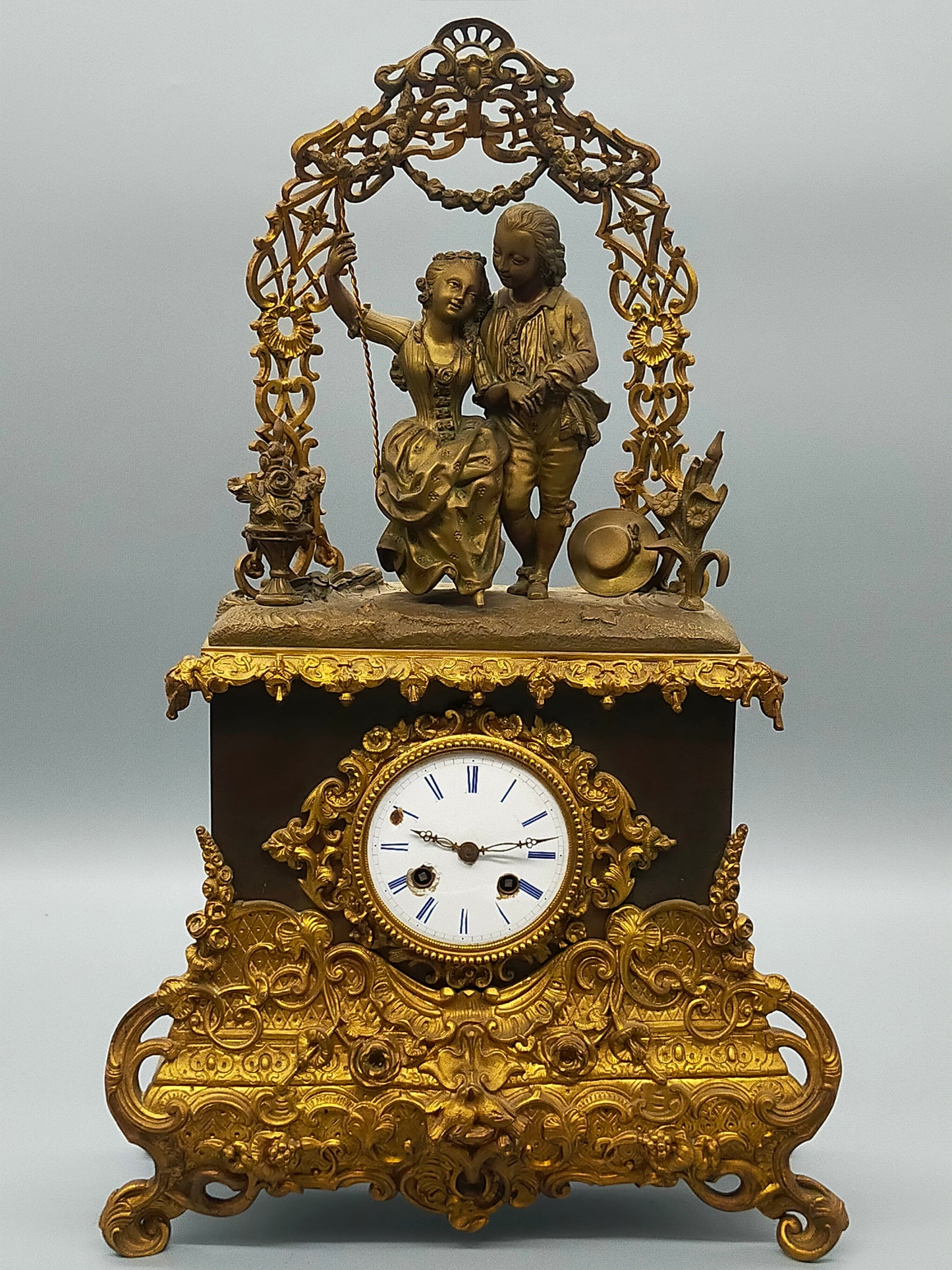Antike Pendule Kamin Uhr – Galantes Paar auf Schaukel
