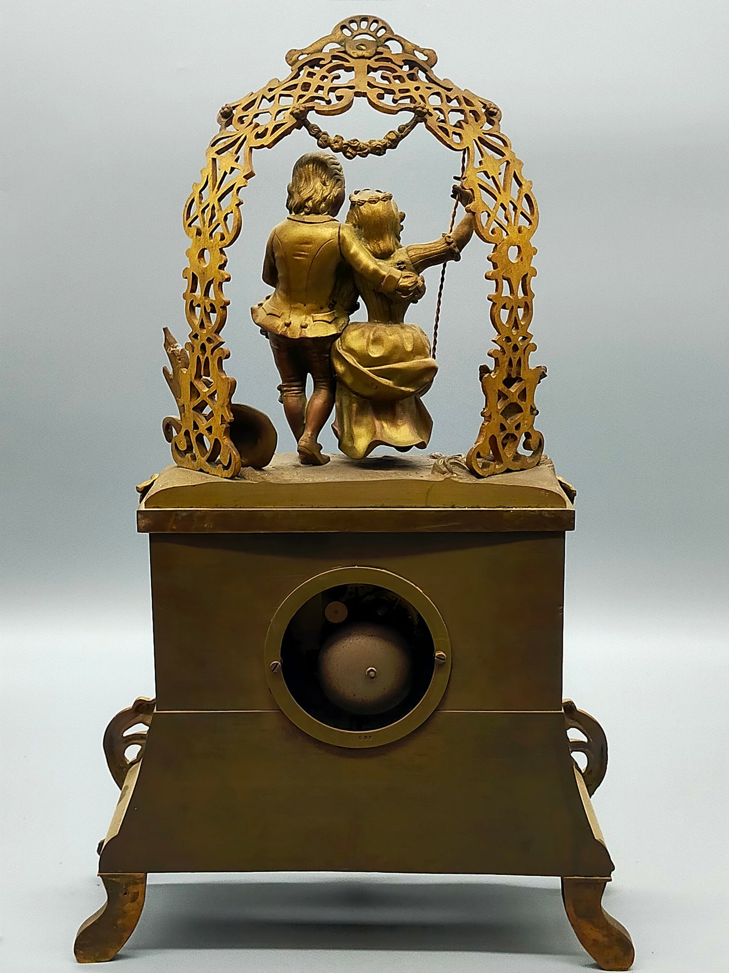 Antike Pendule Kamin Uhr – Galantes Paar auf Schaukel
