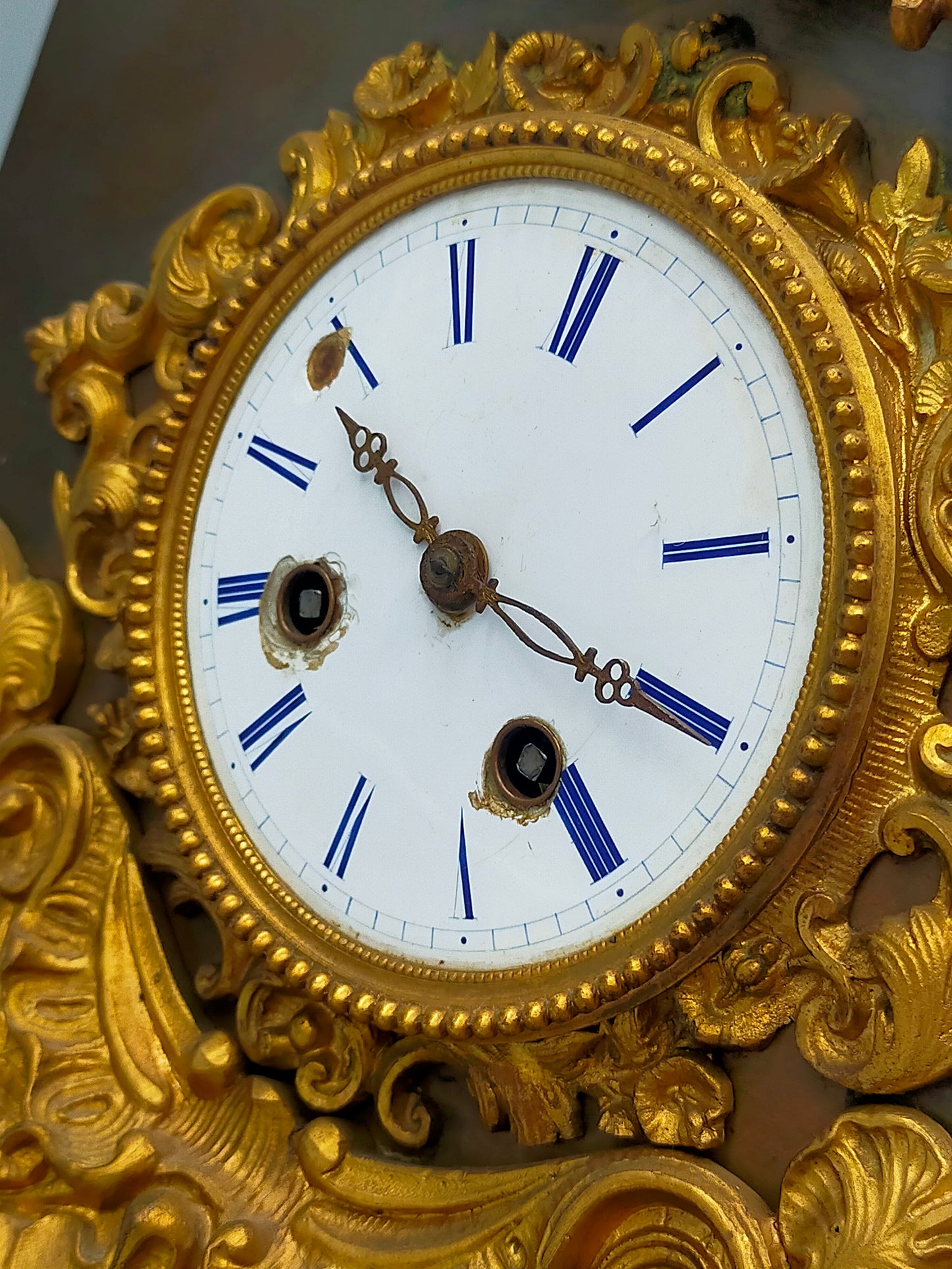Antike Pendule Kamin Uhr – Galantes Paar auf Schaukel