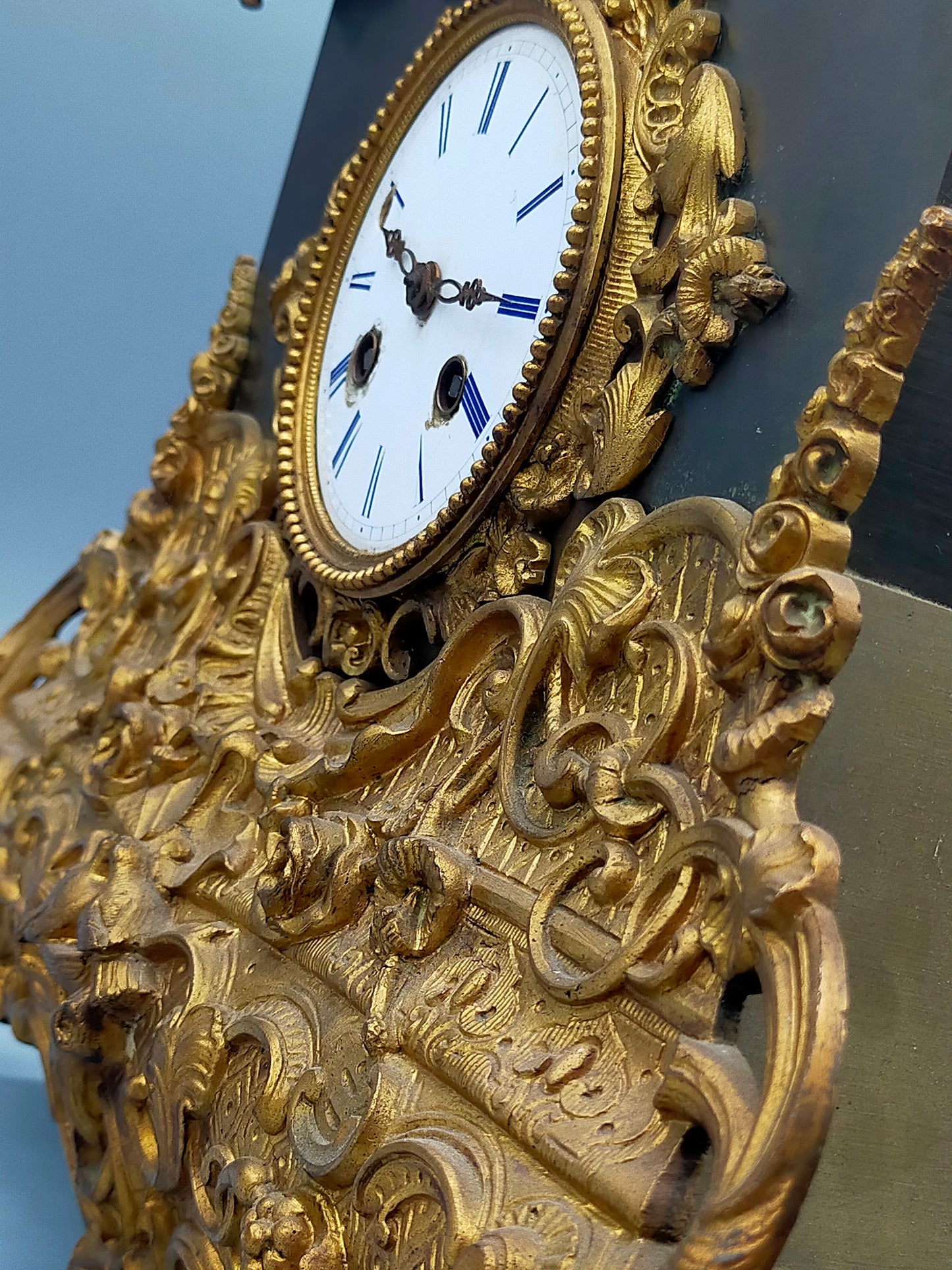 Antike Pendule Kamin Uhr – Galantes Paar auf Schaukel