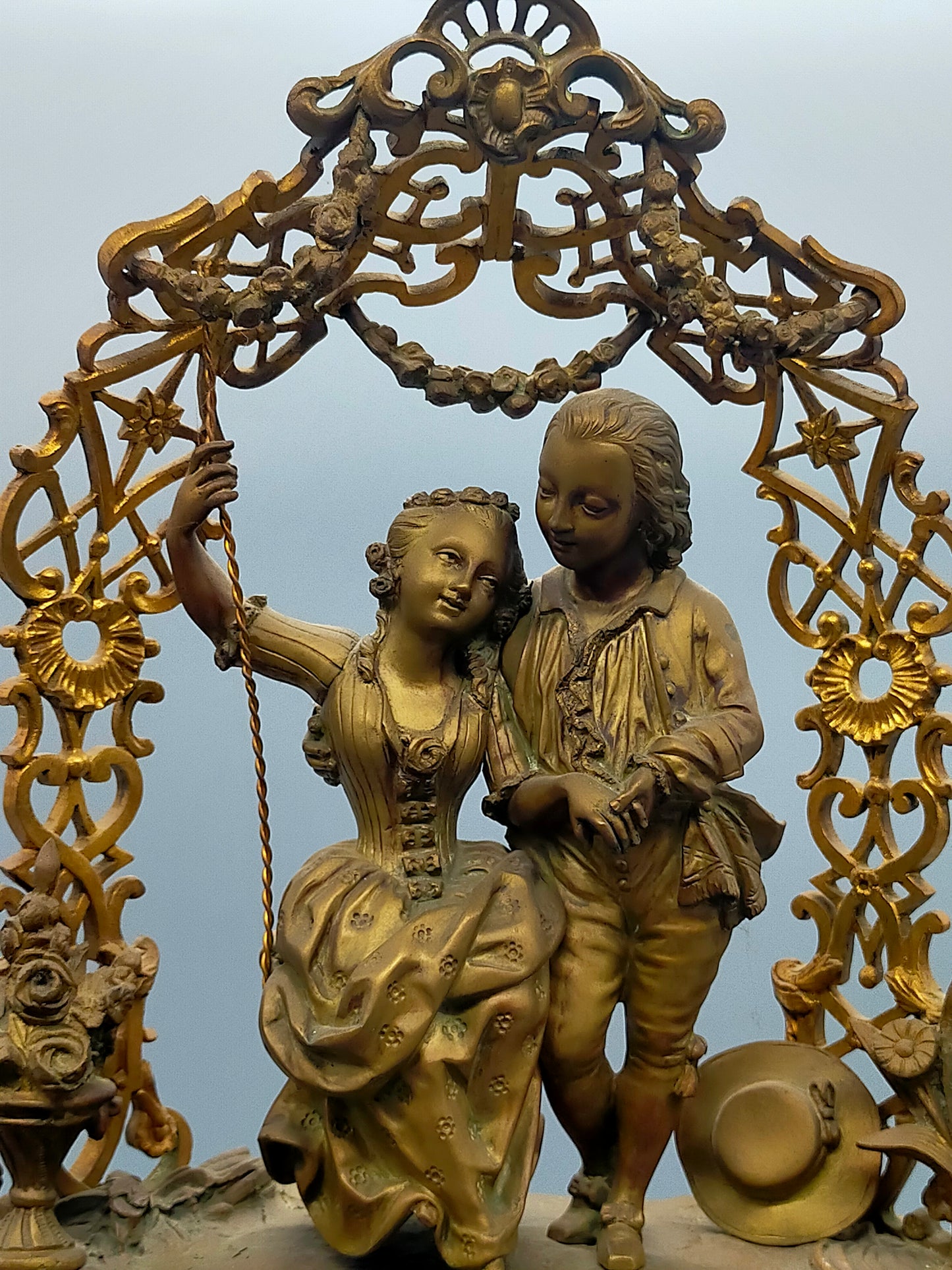 Antike Pendule Kamin Uhr – Galantes Paar auf Schaukel