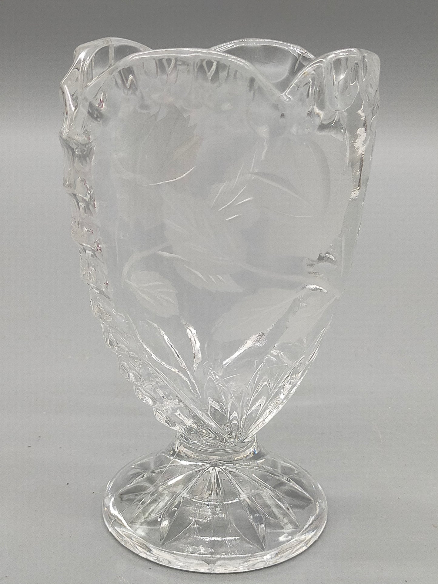 Elegante Kristallglasvase mit Schliffdekor