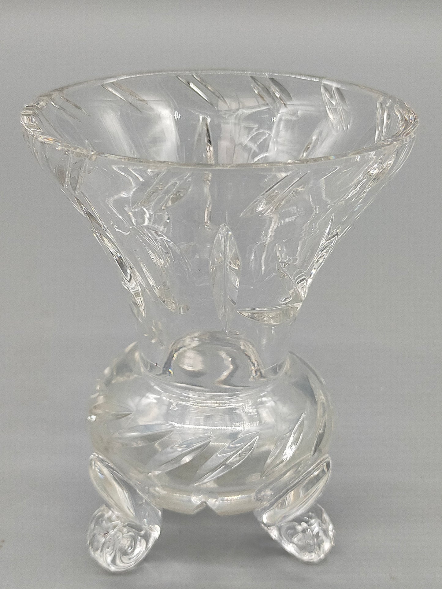 Kleine Kristallglas Vase auf Füßen – Eleganter Schliff