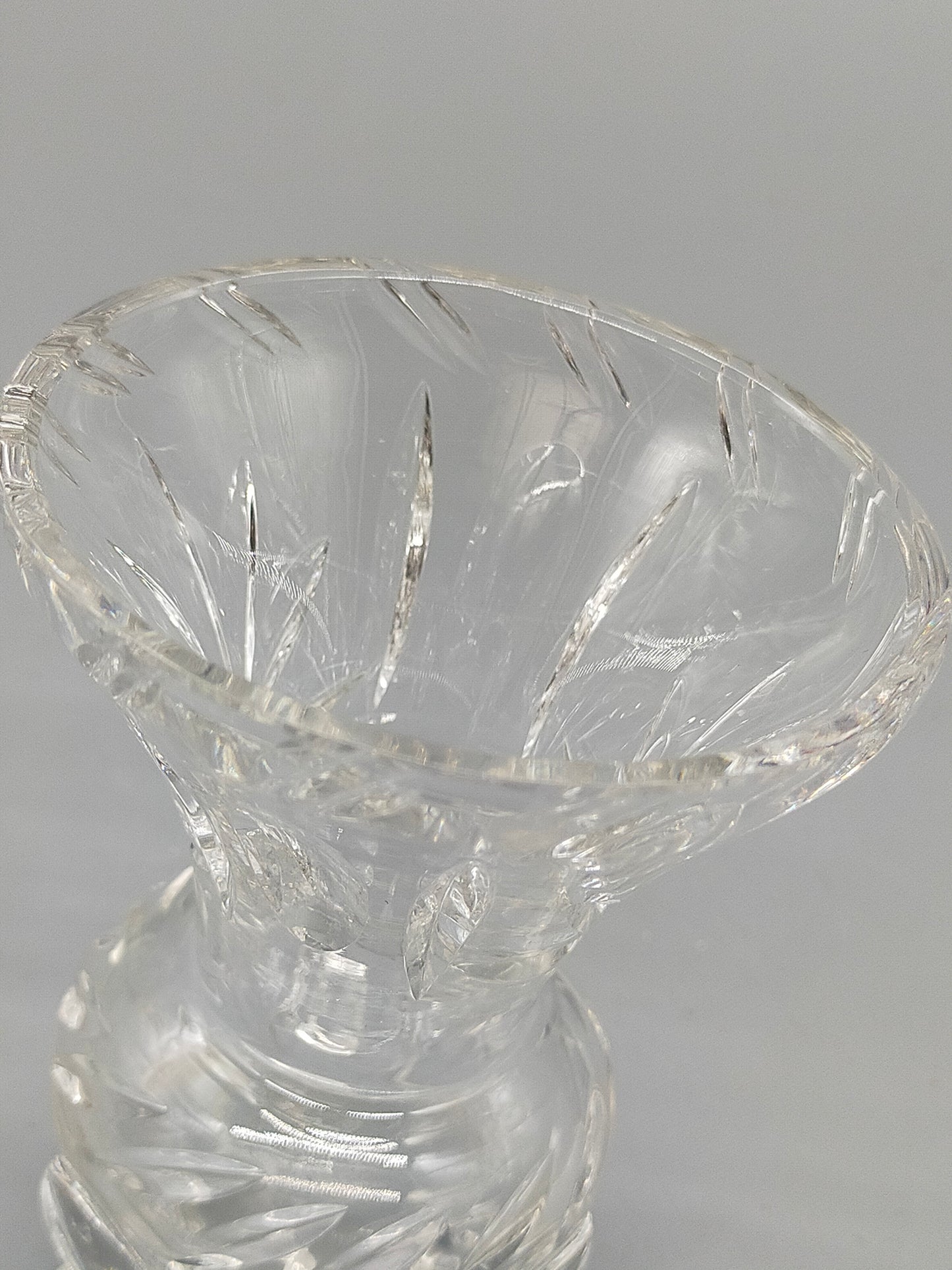 Kleine Kristallglas Vase auf Füßen – Eleganter Schliff