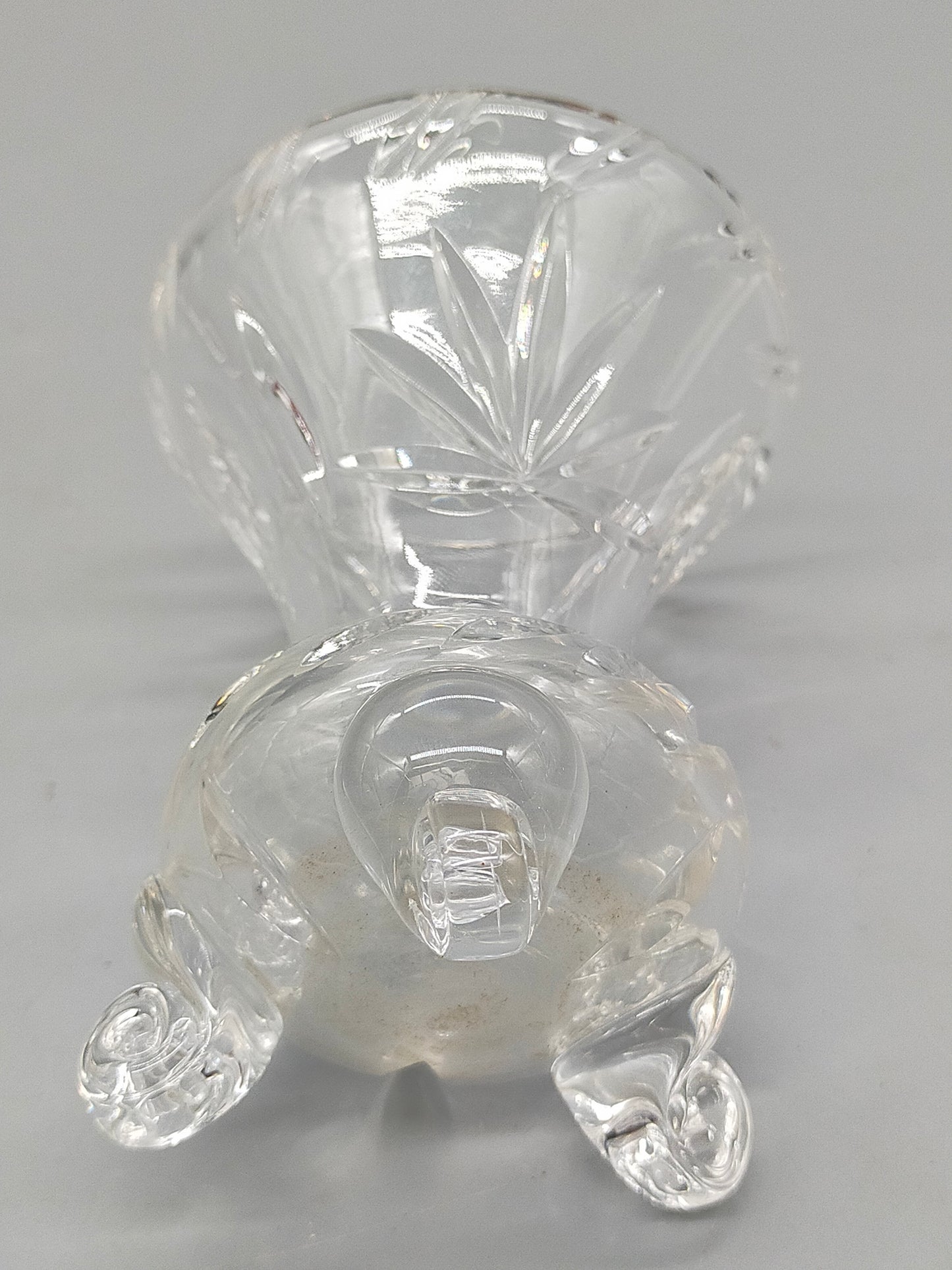 Kleine Kristallglas Vase auf Füßen – Eleganter Schliff