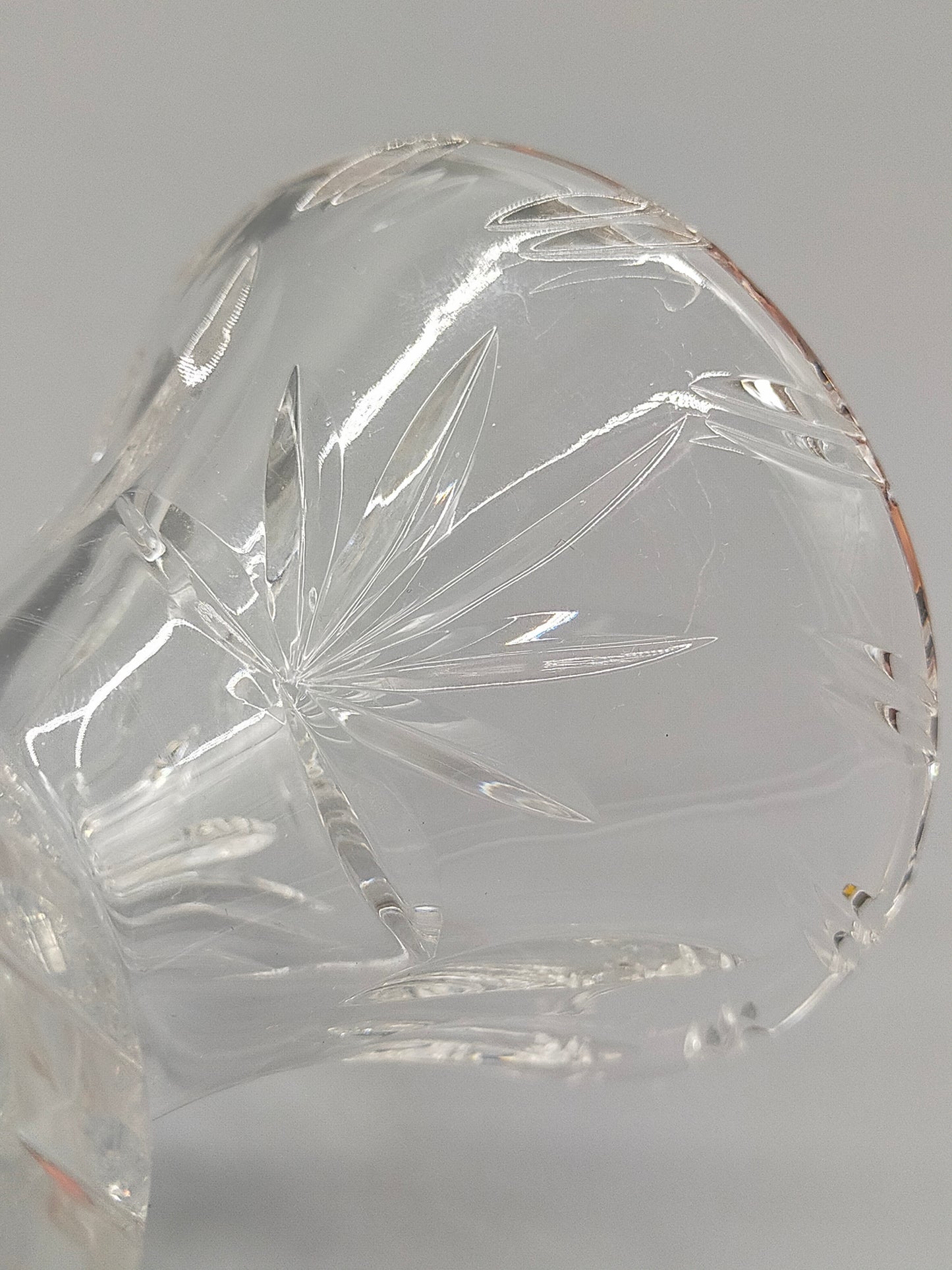 Kleine Kristallglas Vase auf Füßen – Eleganter Schliff