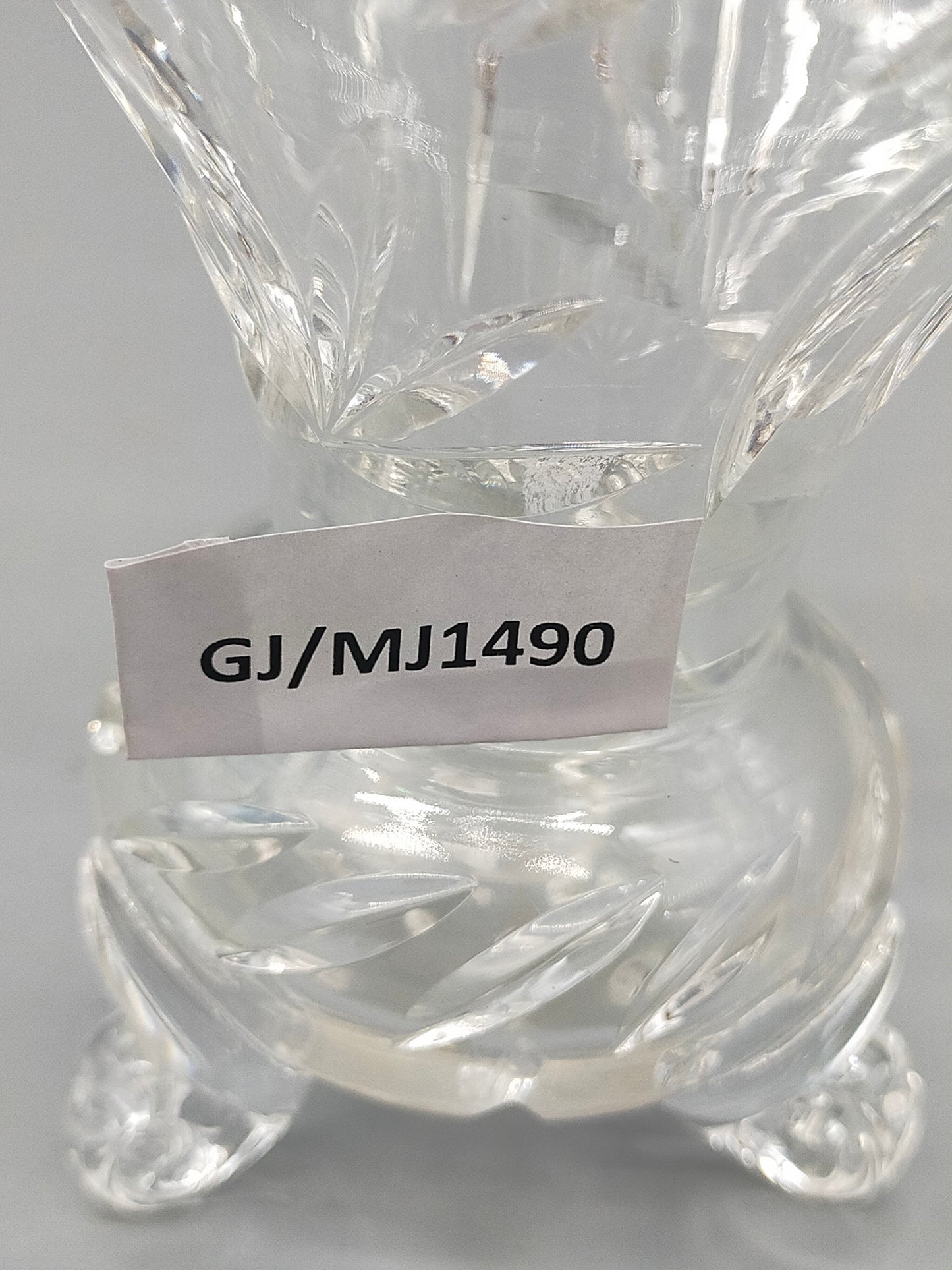 Kleine Kristallglas Vase auf Füßen – Eleganter Schliff