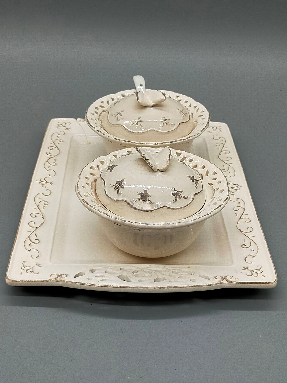 Elegantes Servierset – Porzellan Tablett mit zwei Schalen und Löffeln