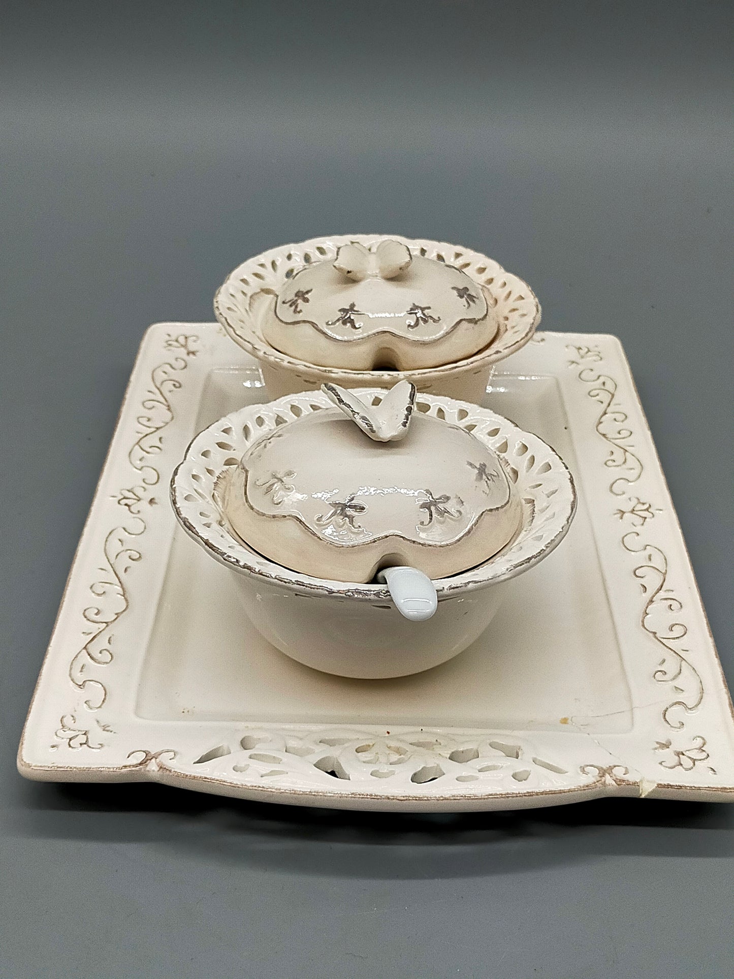 Elegantes Servierset – Porzellan Tablett mit zwei Schalen und Löffeln