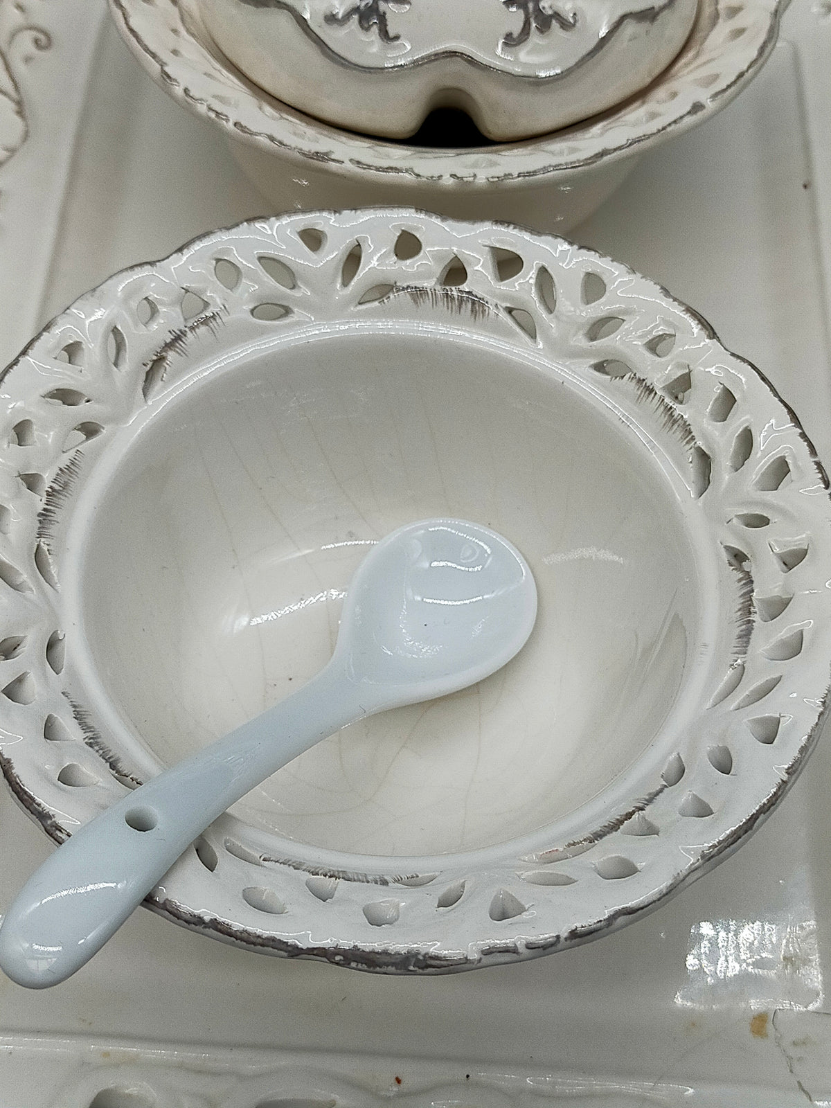 Elegantes Servierset – Porzellan Tablett mit zwei Schalen und Löffeln