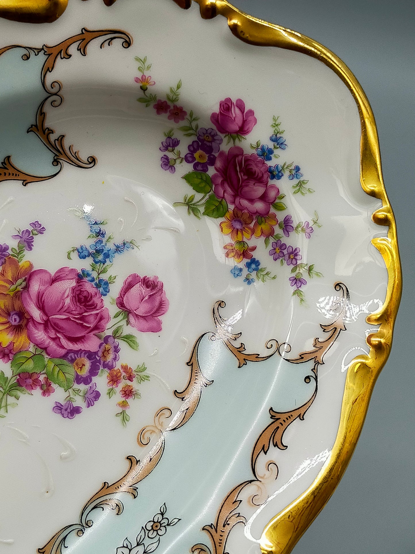 Elegante T. Limoges Porzellanschale – Handbemaltes Design mit Goldrand