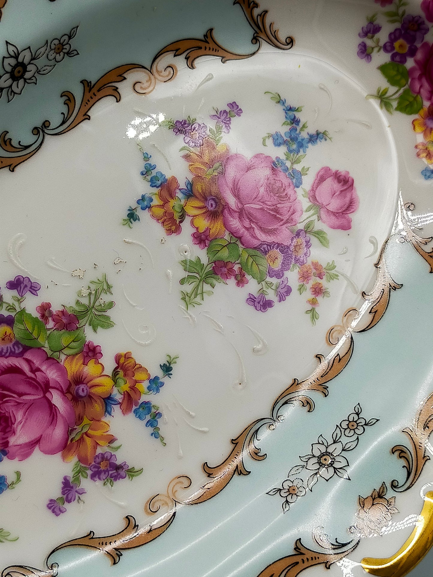 Elegante T. Limoges Porzellanschale – Handbemaltes Design mit Goldrand