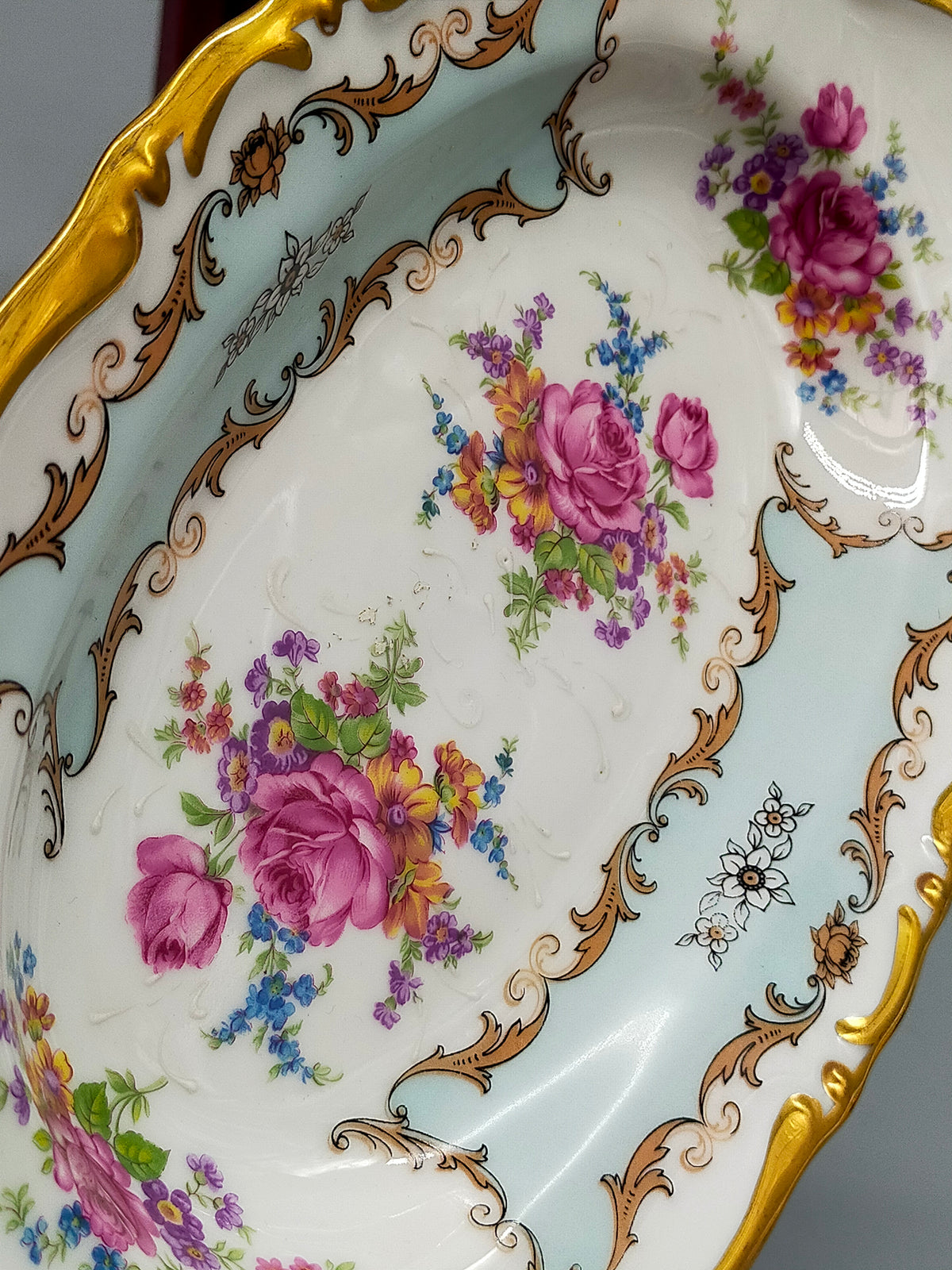 Elegante T. Limoges Porzellanschale – Handbemaltes Design mit Goldrand